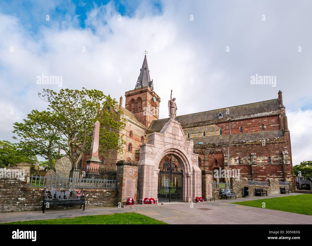 Außenansicht der St. Magnus Cathedral, Kirkwall, Orkney Islands, Schottland, Großbritannien Stockfoto