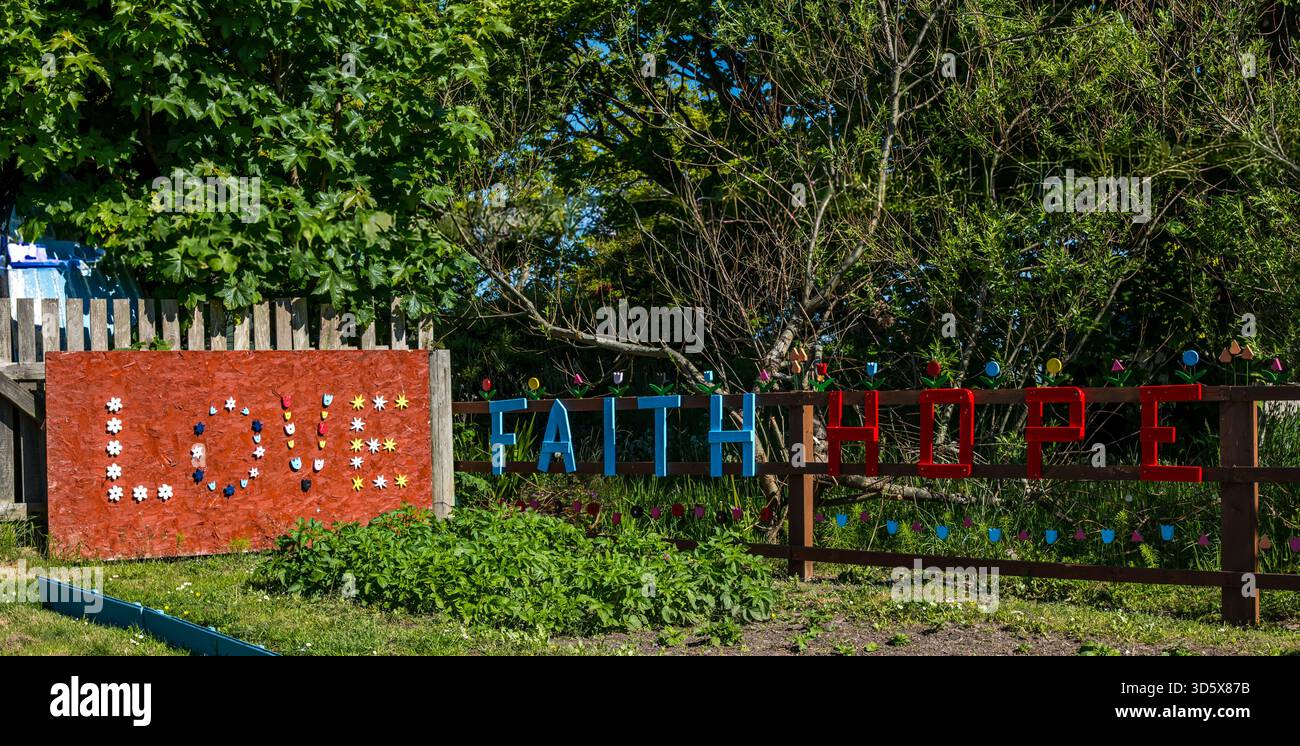 Skurrile Kunstwerke Love Faith Hope, St Margaret's Hope South Ronaldsay, Orkney Islands, Schottland, Großbritannien Stockfoto