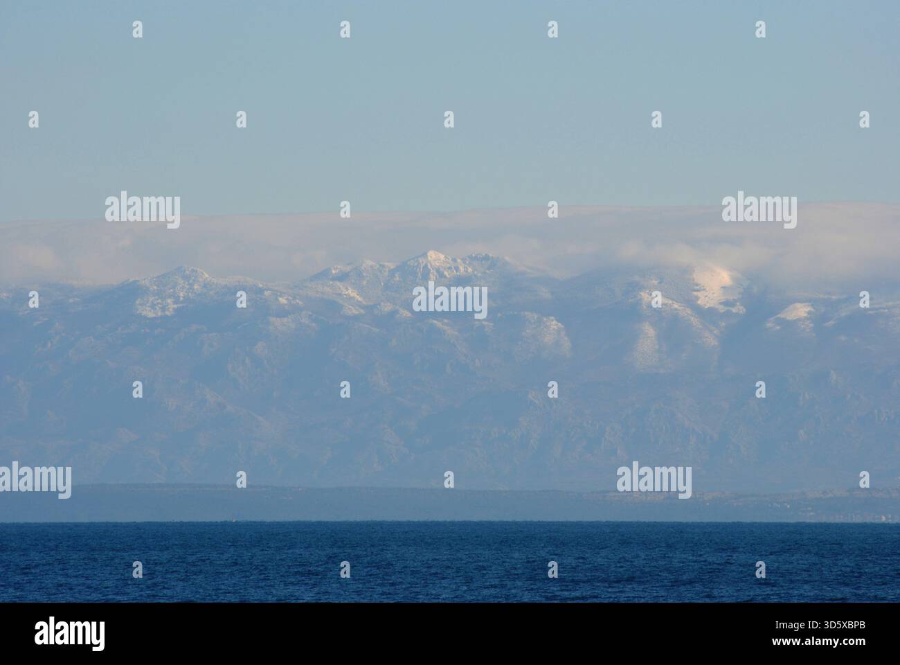 Teleaufnahmen von verschneiten Pekas der Velebit-Berge von der Insel Losinj im Winter Stockfoto