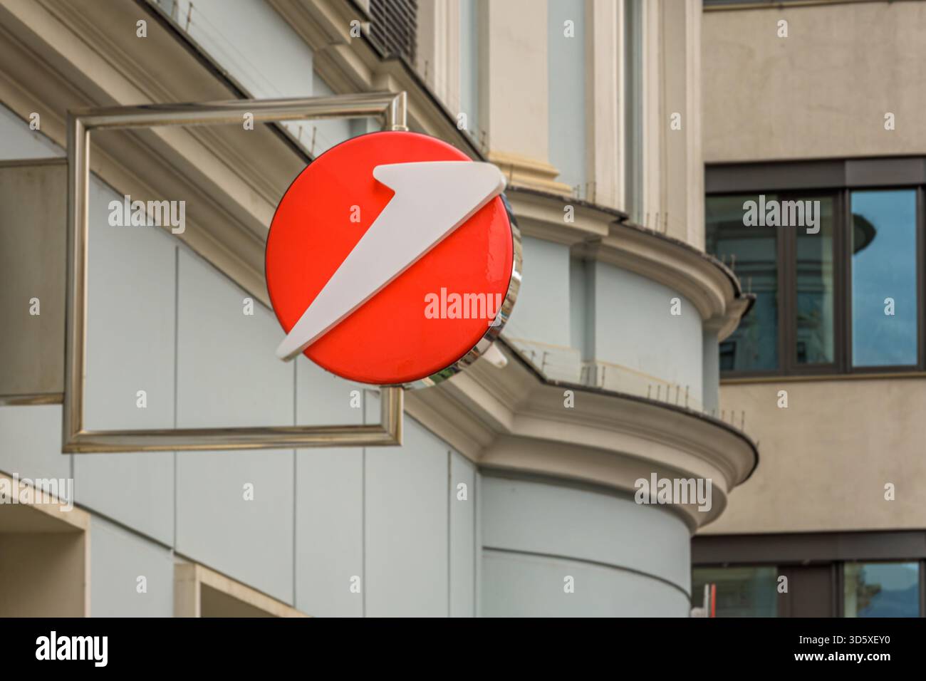 Bank Austria und UniCredit-Logo auf einer Fassade in Villach, Kärnten Stockfoto