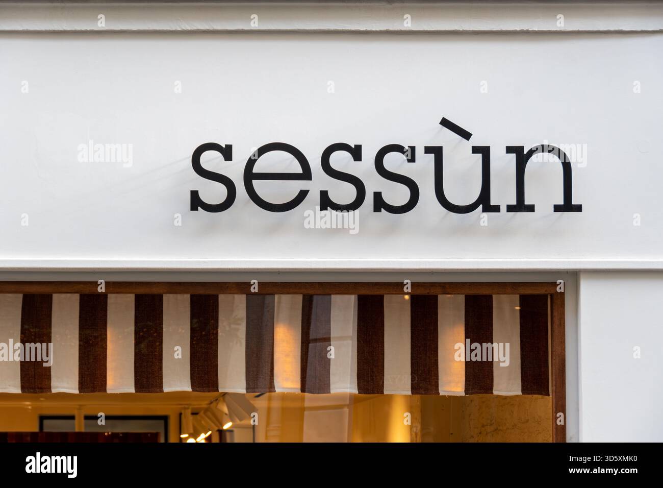 Schild und Logo einer Sessùn Boutique in Paris, Frankreich. Sessùn ist eine französische Modemarke, die in Marseille von der Designerin Emma Francois gegründet wurde Stockfoto