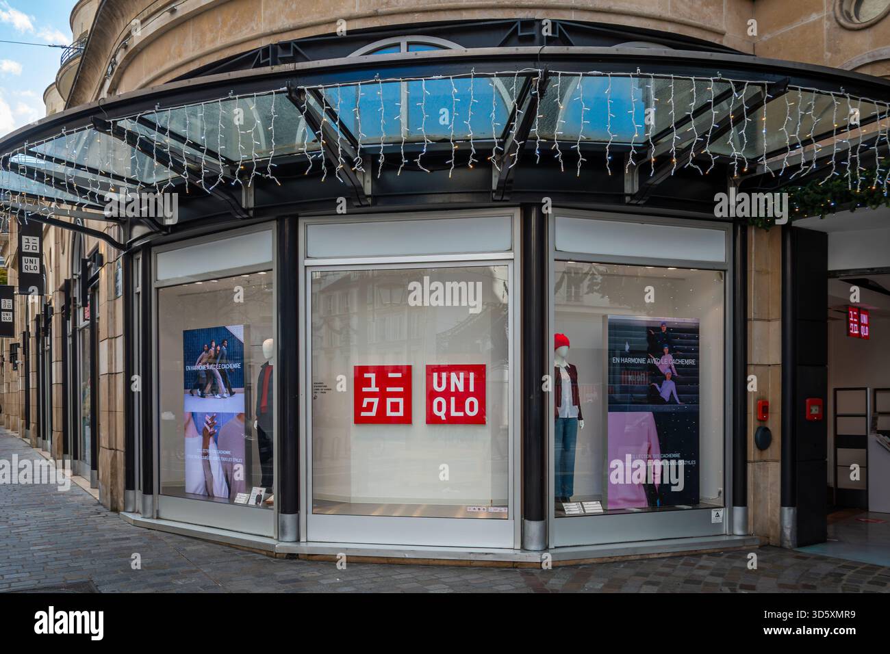 Außenansicht eines Uniqlo Stores, Paris, Frankreich. Uniqlo ist ein japanischer Freizeitmode-Designer. Das Unternehmen ist eine Tochtergesellschaft von Fast Retailing Co Stockfoto