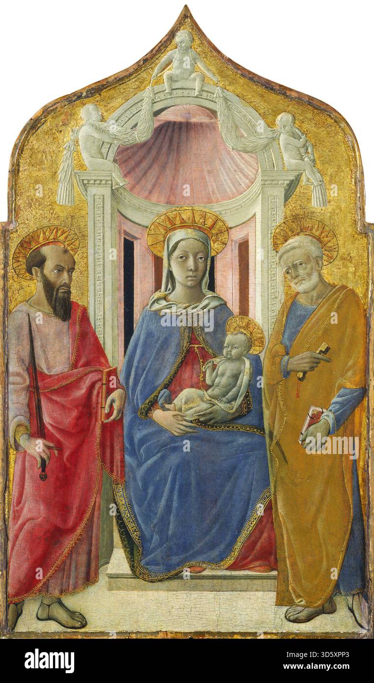 Ein Gemälde von Domenico di Bartolo um 1430, das Madonna und Kind auf dem Thron mit dem Heiligen Peter und dem Heiligen Paulus darstellt, mit religiösen Figuren, Thron, Gesten, Gewändern, Halos und heilige Komposition. Stockfoto