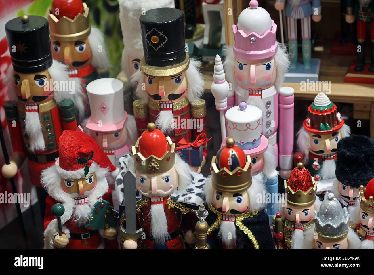 Farbenfrohe festliche Nussknacker-Figuren in einem Schaufenster eines Souvenirgeschäfts in Budapest, Ungarn Stockfoto