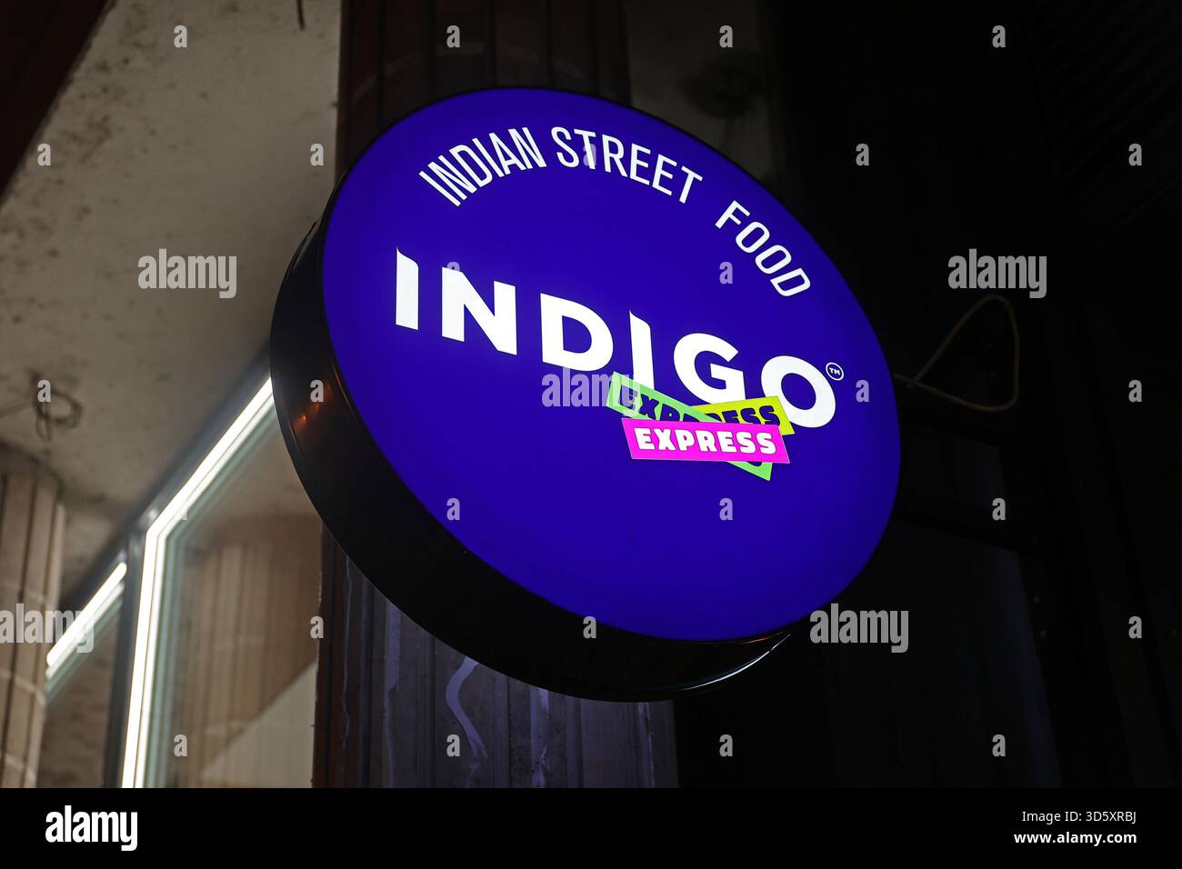 Logo und Zeichen der in Ungarn ansässigen indischen Street Food-Kette und des Restaurants Indigo Express in Budapest, Ungarn Stockfoto