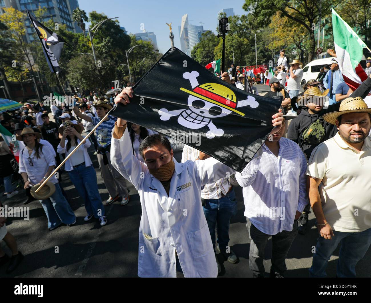 Mexiko-Stadt, Mexiko. November 2025. Personen, die an der Demonstration „Gen Z“ gegen die mexikanische Regierung nach der Ermordung des Bürgermeisters von Uruapan Carlos Manzola teilnehmen, während Mexikos Präsidentin Claudia Sheinbaum in den letzten Tagen die Legitimität der Bewegung in Frage gestellt hat. Am 15. November 2025 in Mexiko-Stadt. (Foto: Ian Robles/Eyepix Group/SIPA USA) Credit: SIPA USA/Alamy Live News Stockfoto