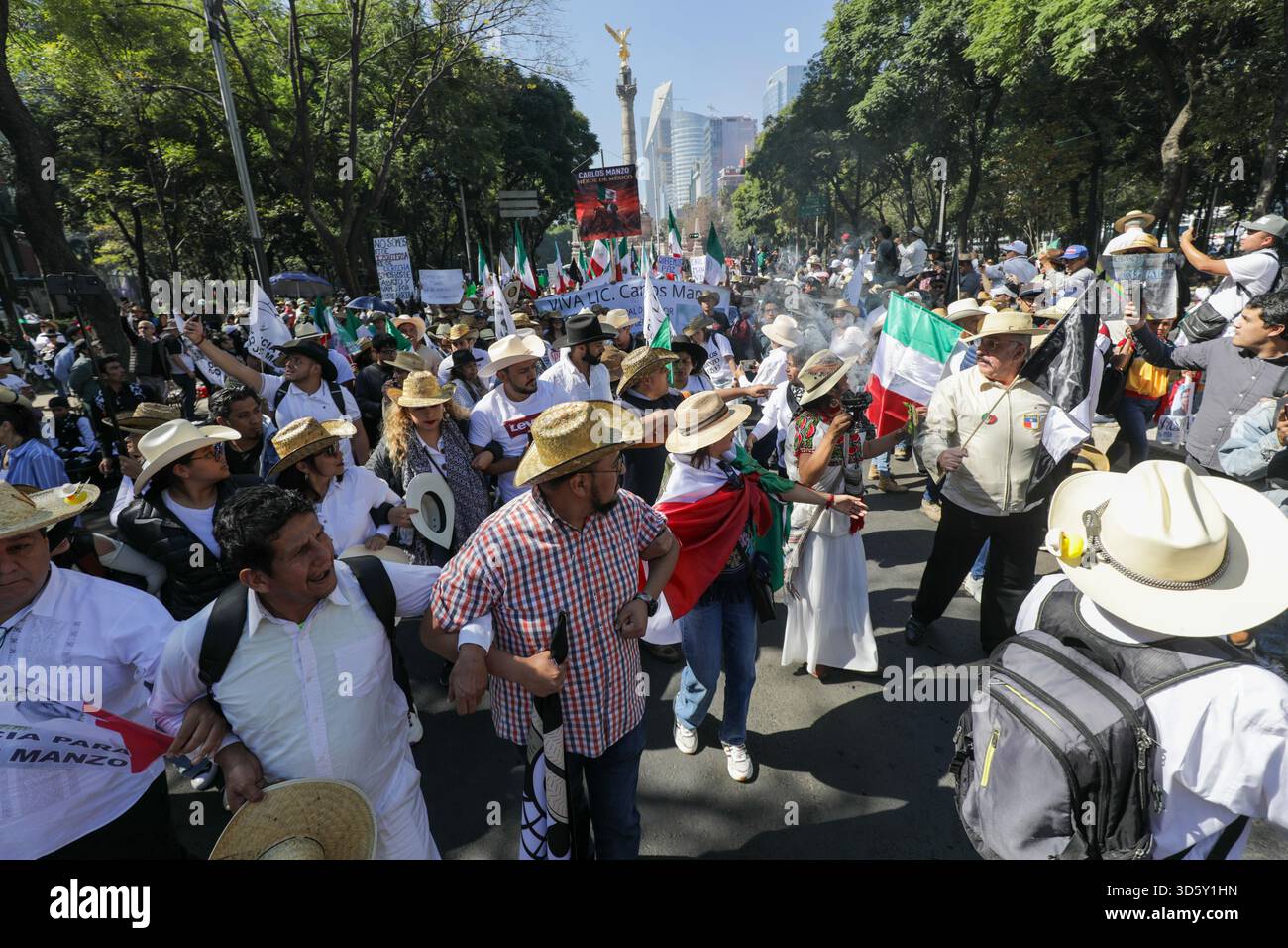 Mexiko-Stadt, Mexiko. November 2025. Personen, die an der Demonstration „Gen Z“ gegen die mexikanische Regierung nach der Ermordung des Bürgermeisters von Uruapan Carlos Manzola teilnehmen, während Mexikos Präsidentin Claudia Sheinbaum in den letzten Tagen die Legitimität der Bewegung in Frage gestellt hat. Am 15. November 2025 in Mexiko-Stadt. (Foto: Ian Robles/Eyepix Group/SIPA USA) Credit: SIPA USA/Alamy Live News Stockfoto