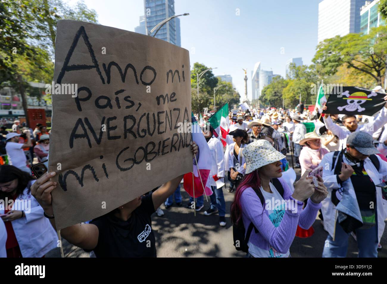 Mexiko-Stadt, Mexiko. November 2025. Personen, die an der Demonstration „Gen Z“ gegen die mexikanische Regierung nach der Ermordung des Bürgermeisters von Uruapan Carlos Manzola teilnehmen, während Mexikos Präsidentin Claudia Sheinbaum in den letzten Tagen die Legitimität der Bewegung in Frage gestellt hat. Am 15. November 2025 in Mexiko-Stadt. (Foto: Ian Robles/Eyepix Group/SIPA USA) Credit: SIPA USA/Alamy Live News Stockfoto