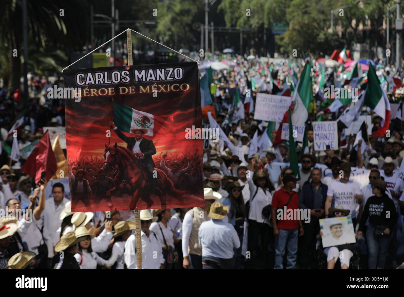 Mexiko-Stadt, Mexiko. November 2025. Personen, die an der Demonstration „Gen Z“ gegen die mexikanische Regierung nach der Ermordung des Bürgermeisters von Uruapan Carlos Manzola teilnehmen, während Mexikos Präsidentin Claudia Sheinbaum in den letzten Tagen die Legitimität der Bewegung in Frage gestellt hat. Am 15. November 2025 in Mexiko-Stadt. (Foto: Ian Robles/Eyepix Group/SIPA USA) Credit: SIPA USA/Alamy Live News Stockfoto