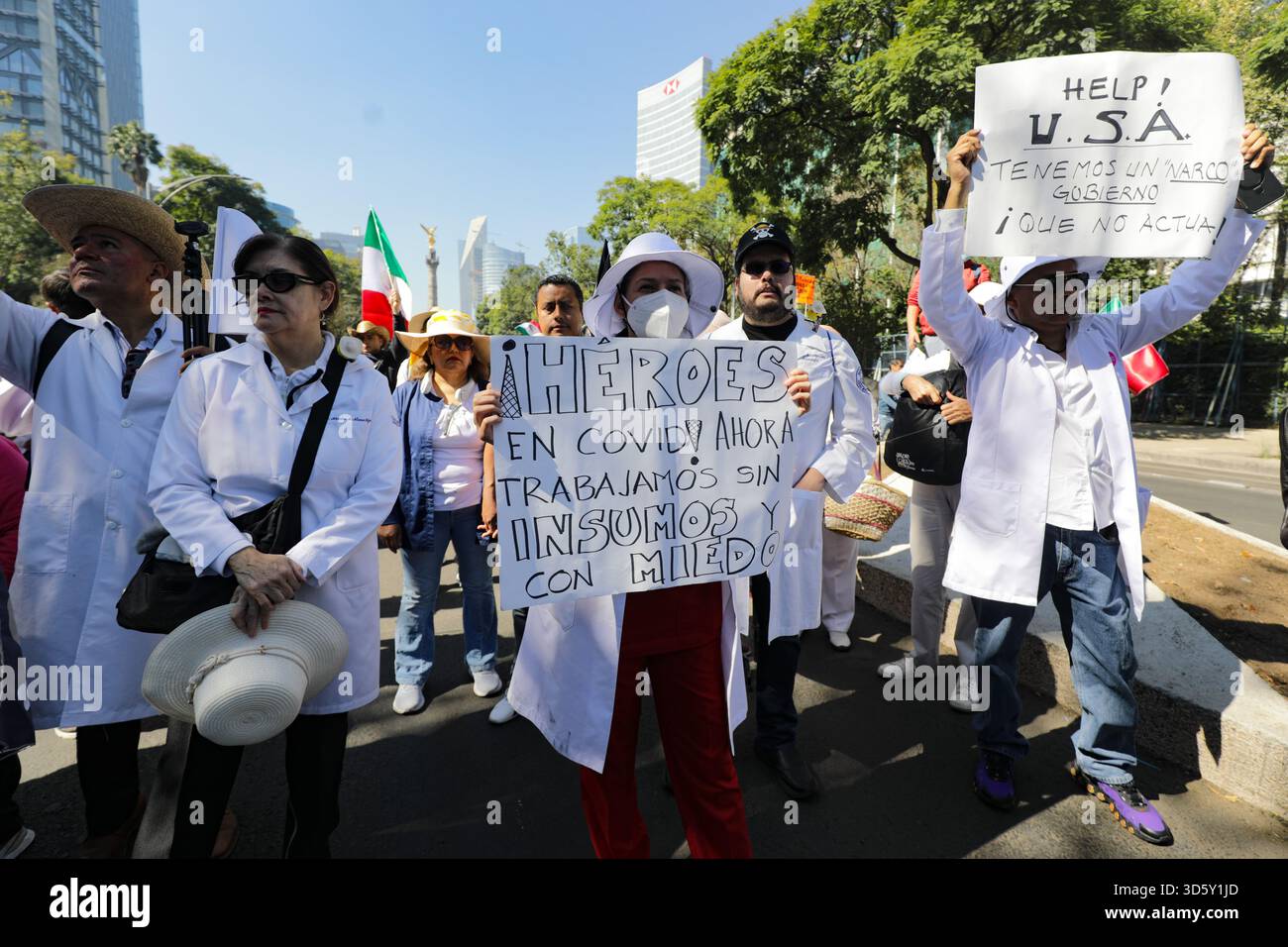 Mexiko-Stadt, Mexiko. November 2025. Personen, die an der Demonstration „Gen Z“ gegen die mexikanische Regierung nach der Ermordung des Bürgermeisters von Uruapan Carlos Manzola teilnehmen, während Mexikos Präsidentin Claudia Sheinbaum in den letzten Tagen die Legitimität der Bewegung in Frage gestellt hat. Am 15. November 2025 in Mexiko-Stadt. (Foto: Ian Robles/Eyepix Group/SIPA USA) Credit: SIPA USA/Alamy Live News Stockfoto