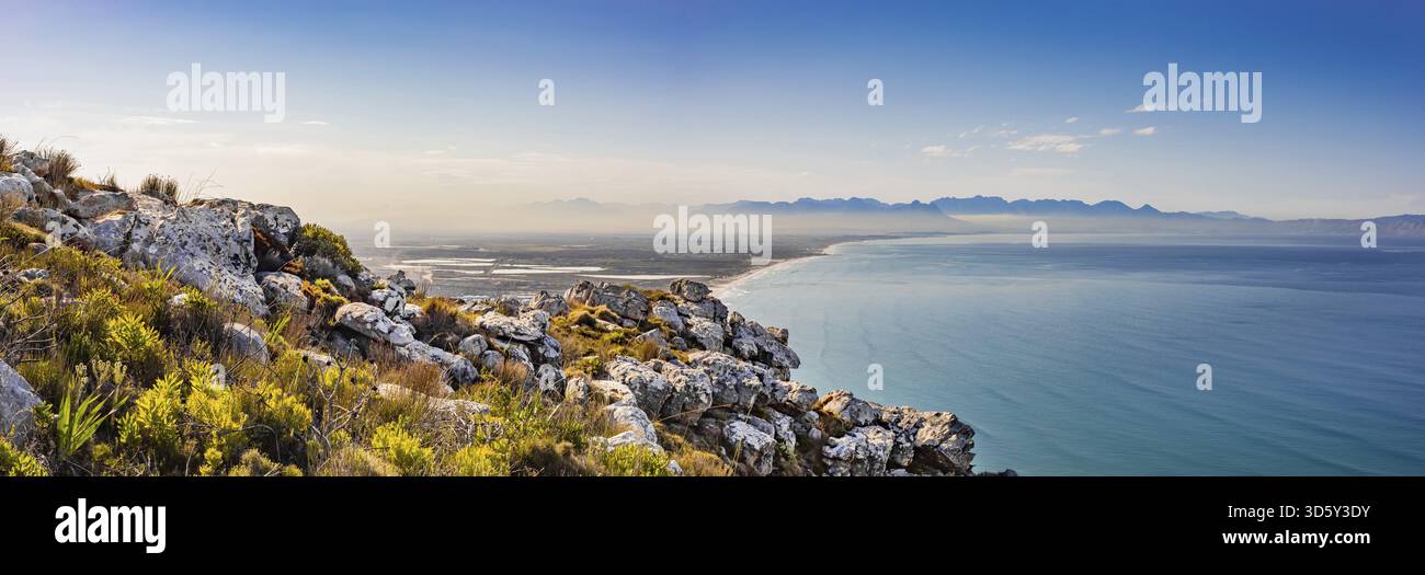 Küstenberglandschaft mit Fynbos Flora in Kapstadt Südafrika, Kapstadt, Südafrika Stockfoto