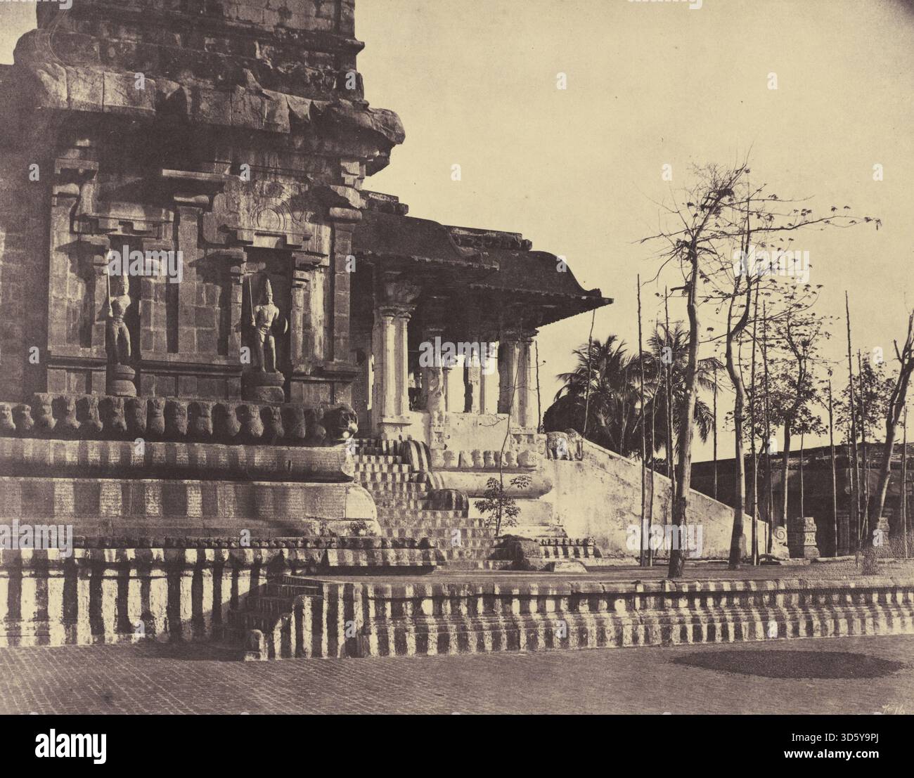 Foto von Linnaeus Tripe von der Großen Pagode in Tanjore, März-April 1858, mit dem Haupteingang, architektonischen Details und dem umliegenden Tempelgelände. Stockfoto