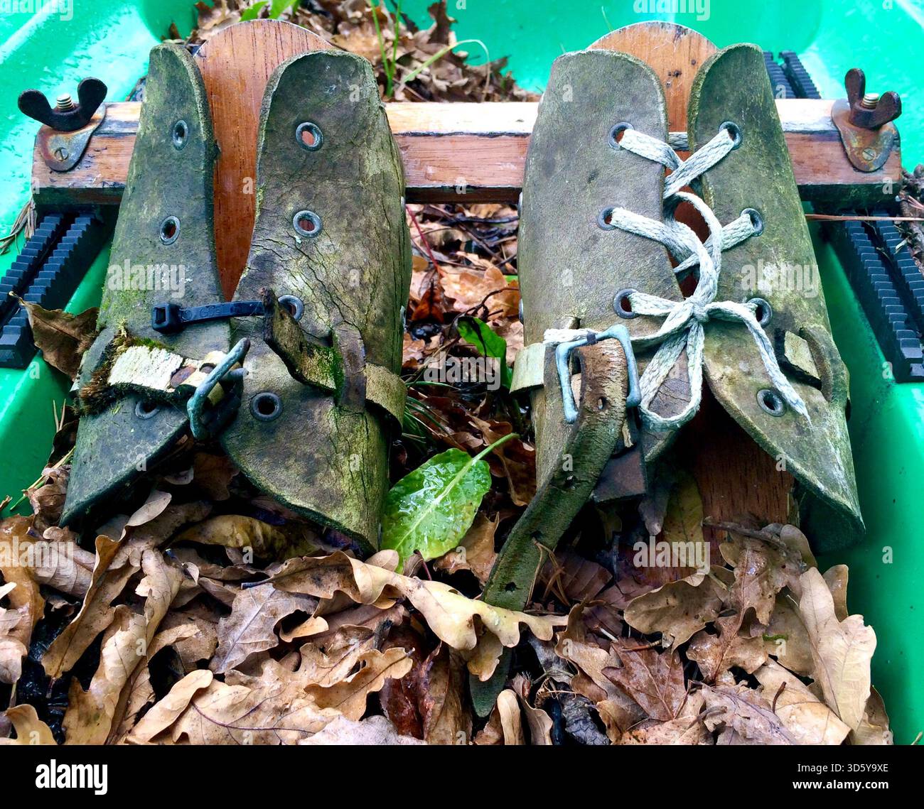 Hölzerne Ruderfußtrage oder verstellbare Fußrasten in einem verlassenen Rennruderboot Stockfoto