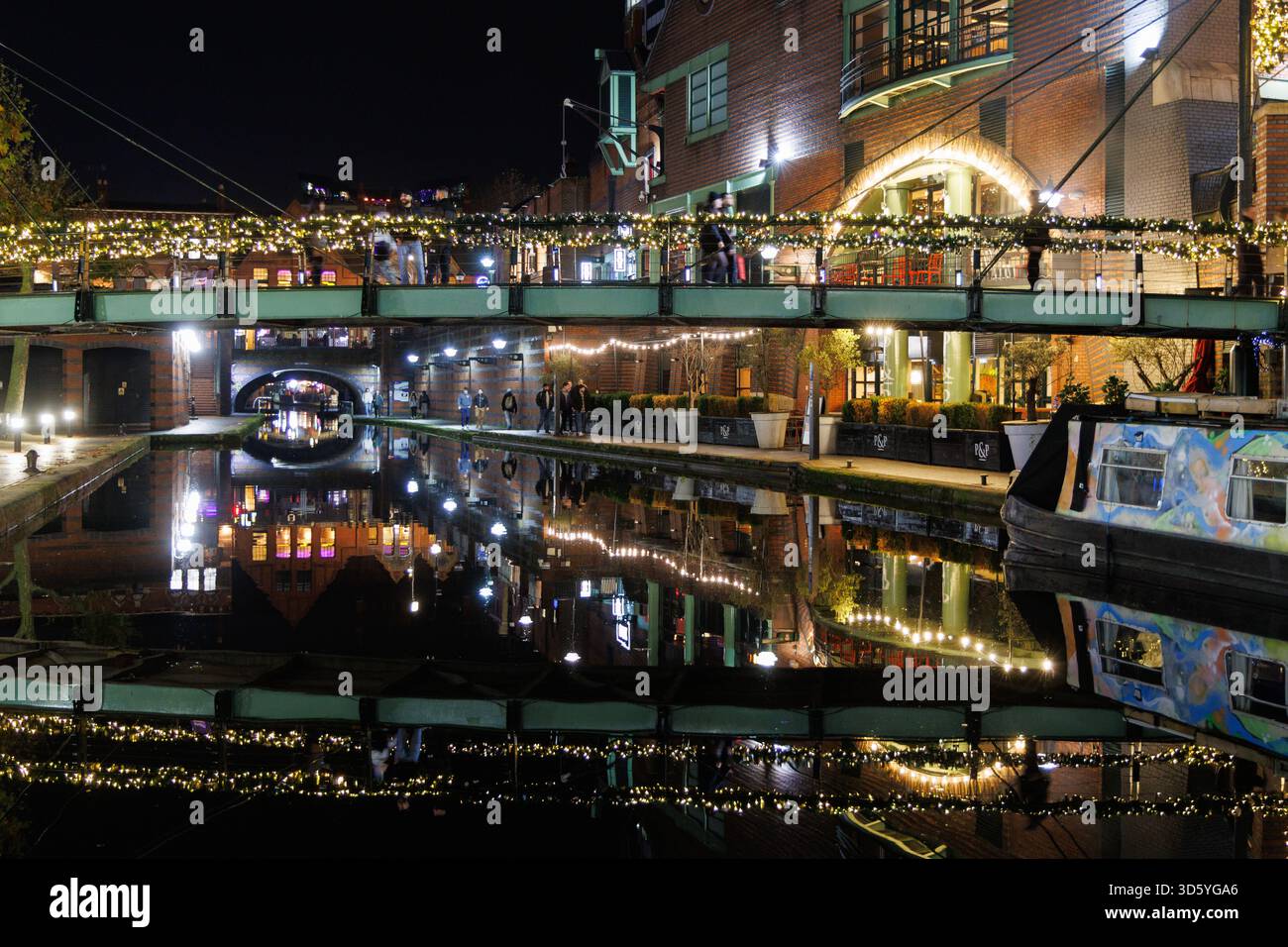Der Brindleyplace Canalside Bereich, Birmingham, während der Weihnachtszeit. Ich habe die Brücke gesehen, die das ICC mit den Cafés und Restaurants in Brindleyplace verbindet. Der Kanal ist ein beliebtes Ziel für Touristen, die in der Stadt essen und essen. Stockfoto