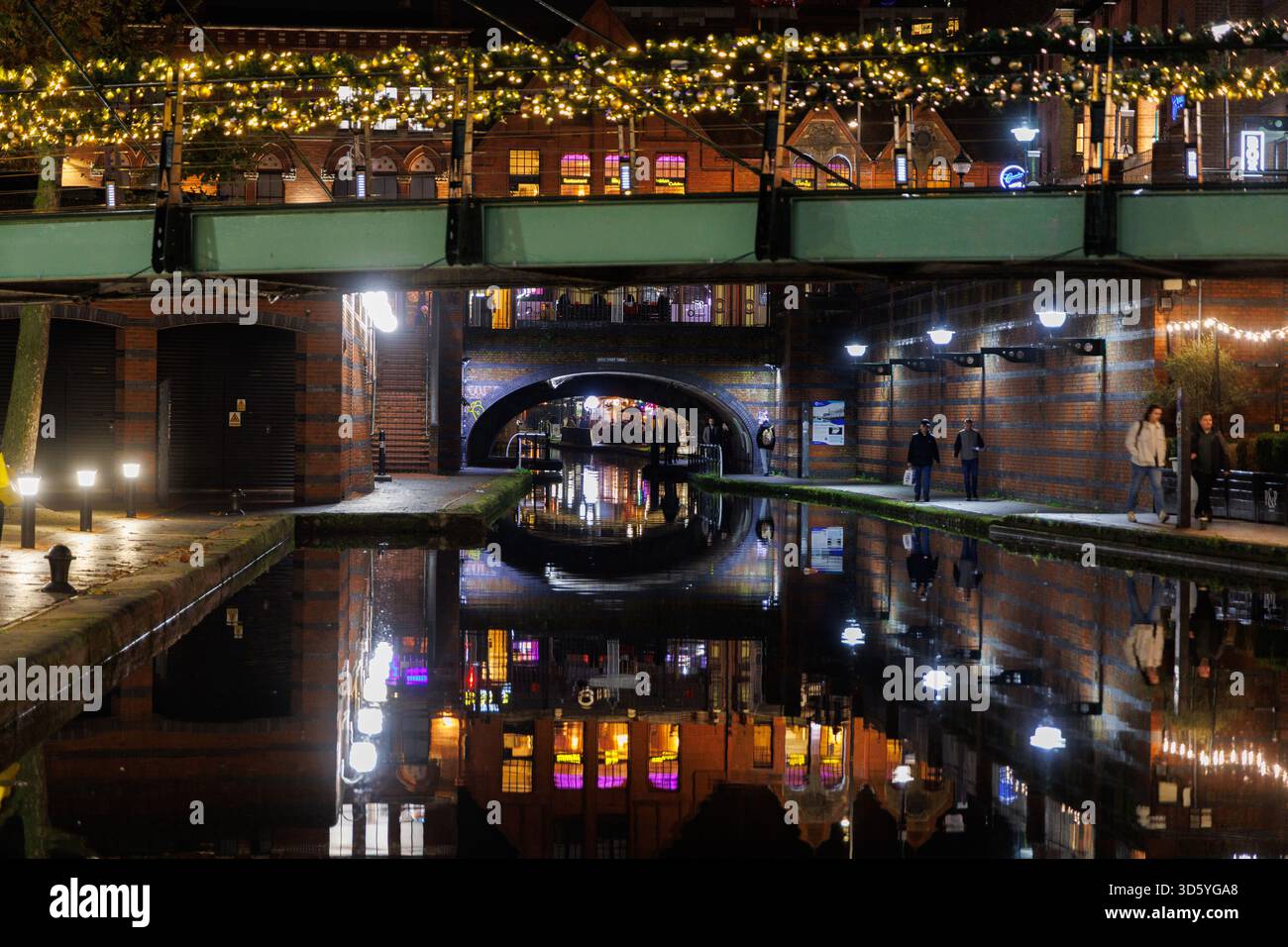 Der Brindleyplace Canalside Bereich, Birmingham, während der Weihnachtszeit. Ich habe die Brücke gesehen, die das ICC mit den Cafés und Restaurants in Brindleyplace verbindet. Der Kanal ist ein beliebtes Ziel für Touristen, die in der Stadt essen und essen. Stockfoto