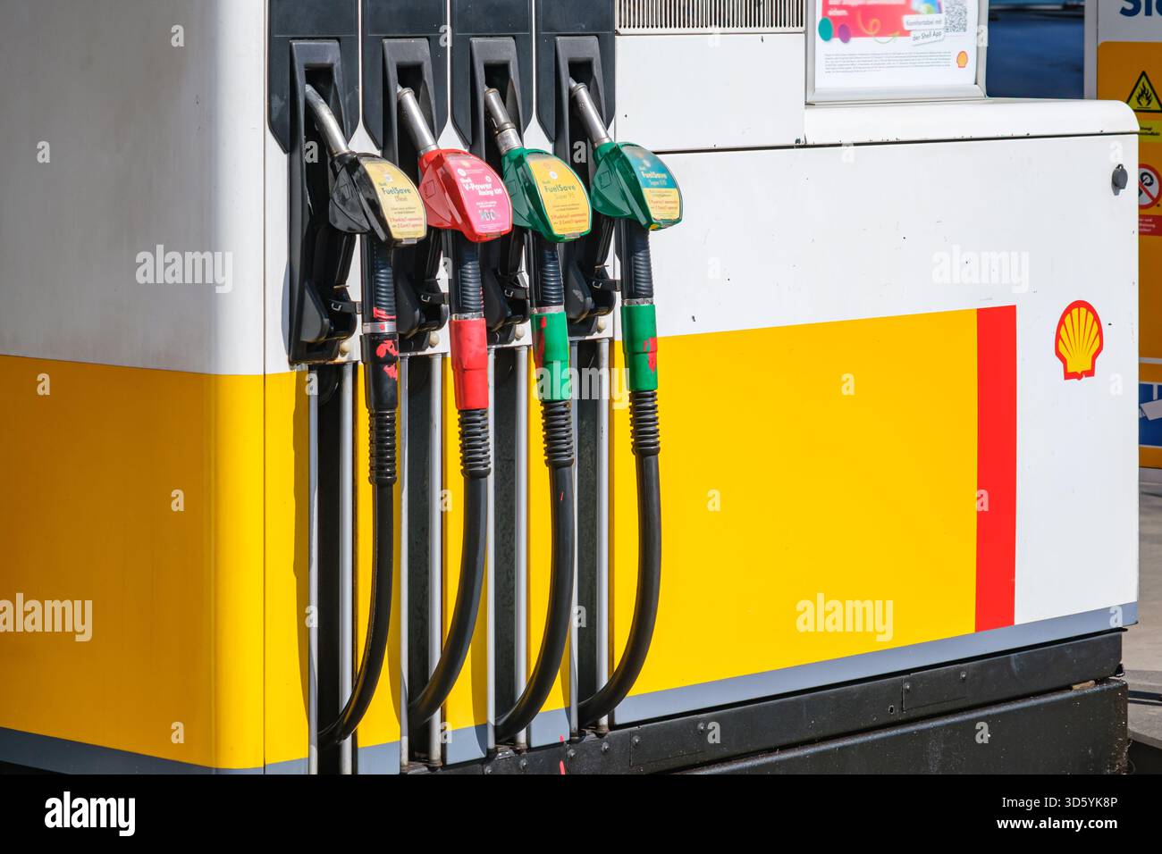 Nahaufnahme von Kraftstoffspendern an einer Shell-Tankstelle mit farbigen Düsen Stockfoto