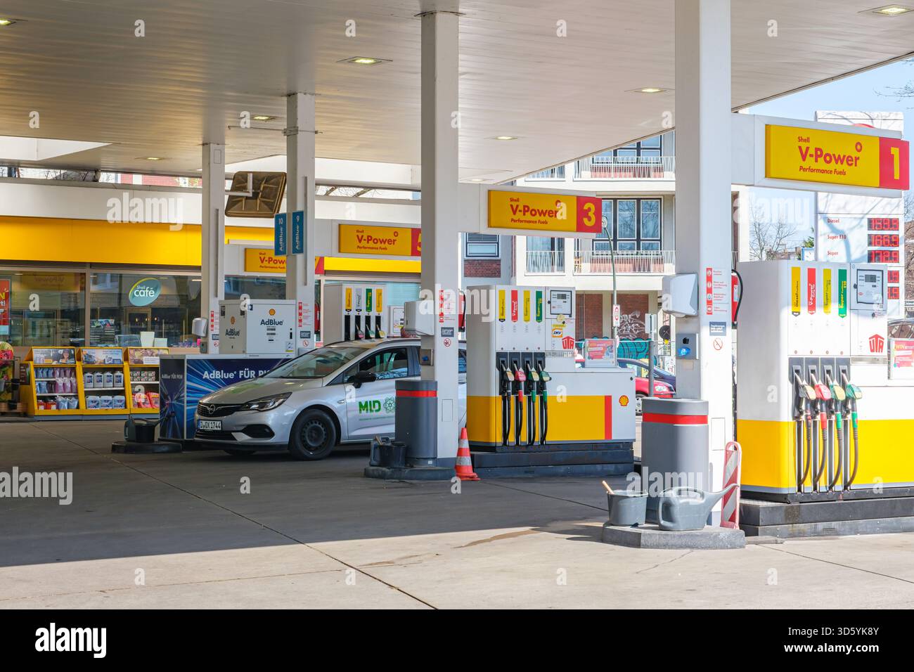 Tankstelle mit mehreren Kraftstoffpumpen und Tankwagen Stockfoto