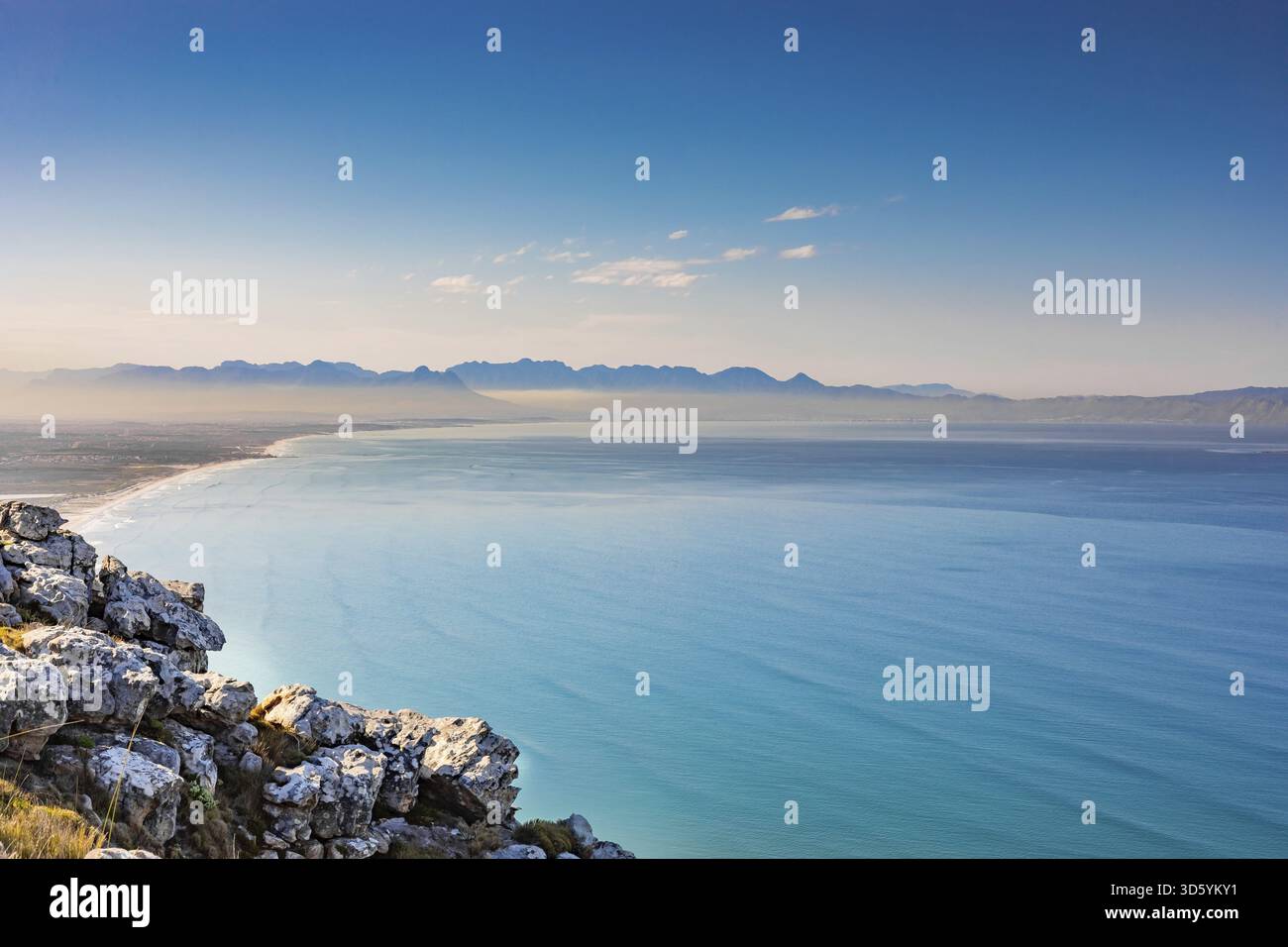 Küstenberglandschaft mit Fynbos Flora in Kapstadt Südafrika, Kapstadt, Südafrika Stockfoto