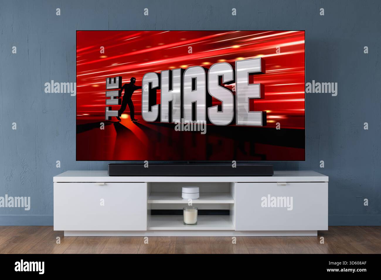 Ein Breitbild-OLED-Fernseher, der die Intro-Szene zur ITV-Spielshow The Chase in einem modernen Wohnzimmer zeigt. Stockfoto