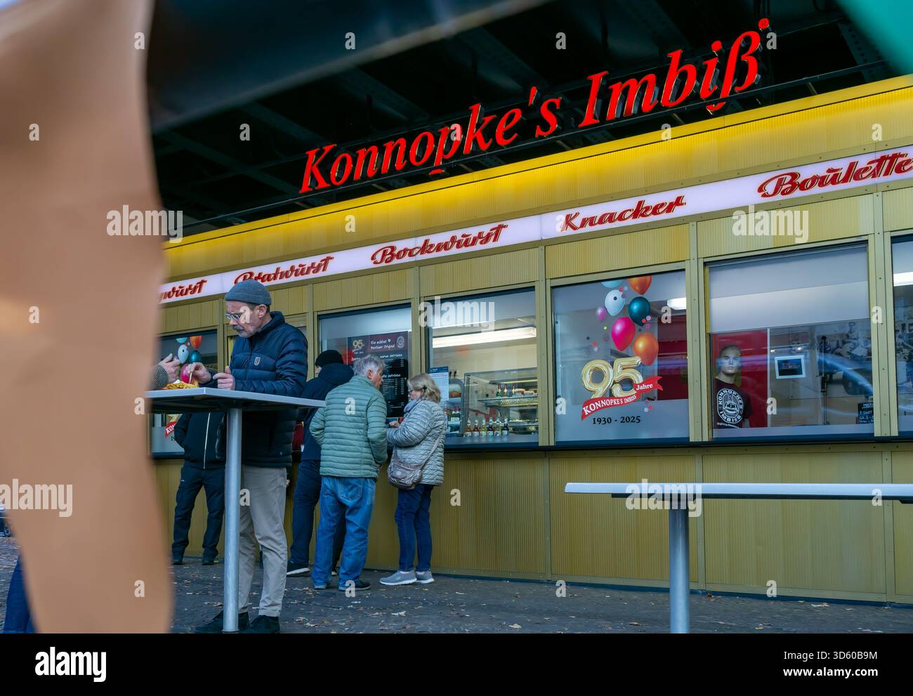 Niedrigwinkelansicht des ikonischen Fastfood-Standes Konnopke’s Imbiss in Berlin-Prenzlauer Berg, Deutschland. Konnopkes Imbiß im Spätherbst. Stockfoto