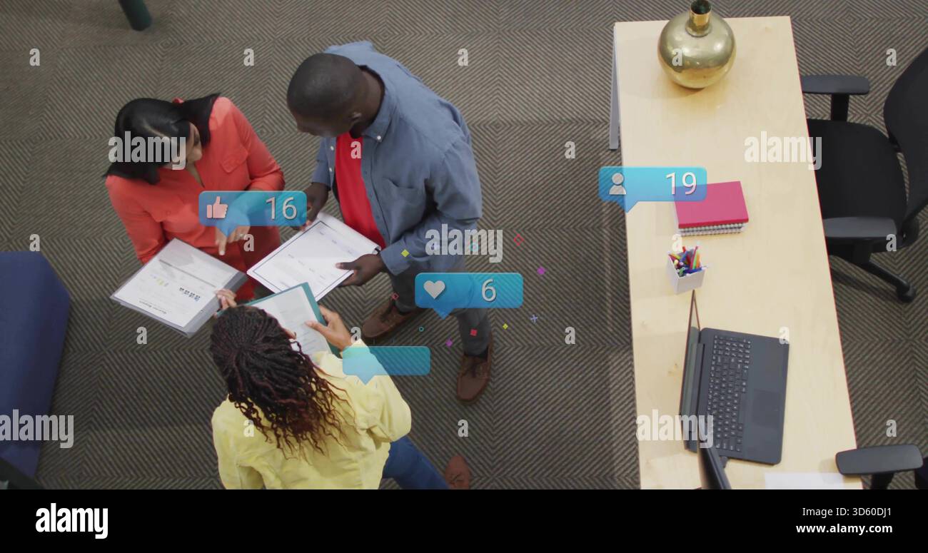 Ich überprüfe Kollegen, die rote Bluse und blaue Jacke auf dem Teppich des Büros mit Dokumenten und Laptop tragen Stockfoto