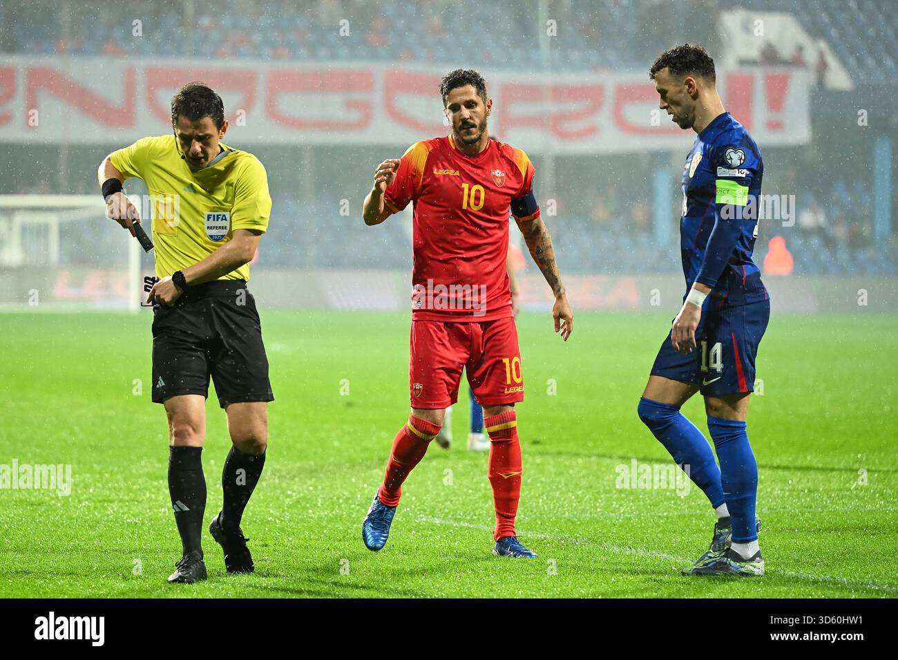 Podgorica, Montenegro. November 2025. PODGORICA, MONTENEGRO - 17. NOVEMBER: Refree Umut Meler, Stevan Jovetic aus Montenegro und Ivan Perisic aus Kroatien während des Qualifikationsspiels zur FIFA-Weltmeisterschaft 2026 zwischen Montenegro und Kroatien im Podgorica City Stadium am 17. November 2025 in Podgorica, Montenegro. Foto: Stefan Ivanovic/PIXSELL Credit: Pixsell/Alamy Live News Stockfoto