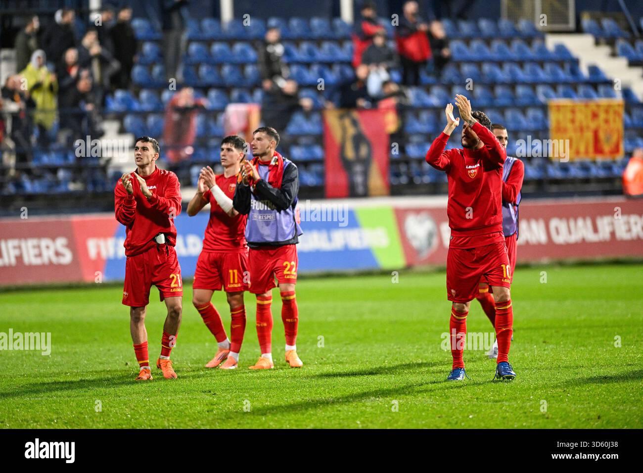 Podgorica, Montenegro. November 2025. PODGORICA, MONTENEGRO – 17. NOVEMBER: Andrija Bulatovic, Milan Vukotic, Viktor Djukanovic und Stevan Jovetic aus Montenegro begrüßen ihre Fans nach dem Qualifikationsspiel zur FIFA-Weltmeisterschaft 2026 zwischen Montenegro und Kroatien am 17. November 2025 im Stadtstadion Podgorica, Montenegro. Foto: Stefan Ivanovic/PIXSELL Credit: Pixsell/Alamy Live News Stockfoto