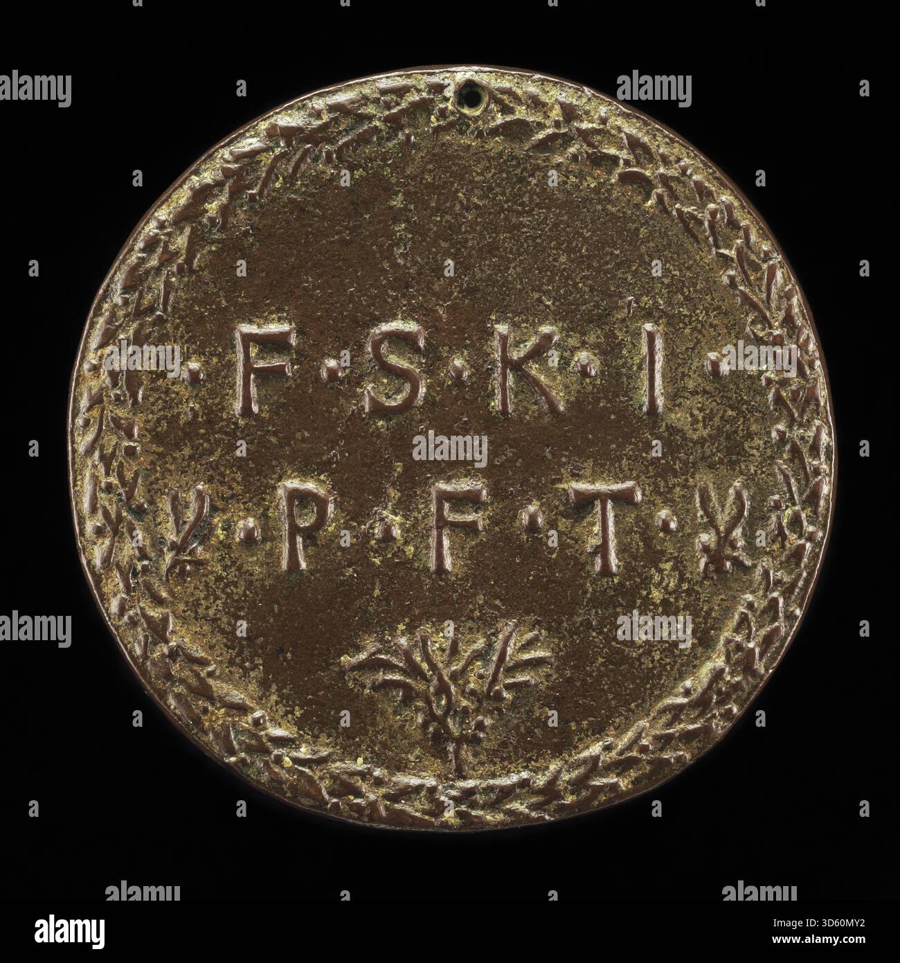 Eine Medaille von Antonio Marescotti um 1440–1443 mit Initialen, die die sieben Tugenden repräsentieren, mit symbolischen Buchstaben, ornamentalem Design und Reliefarbeiten. Stockfoto