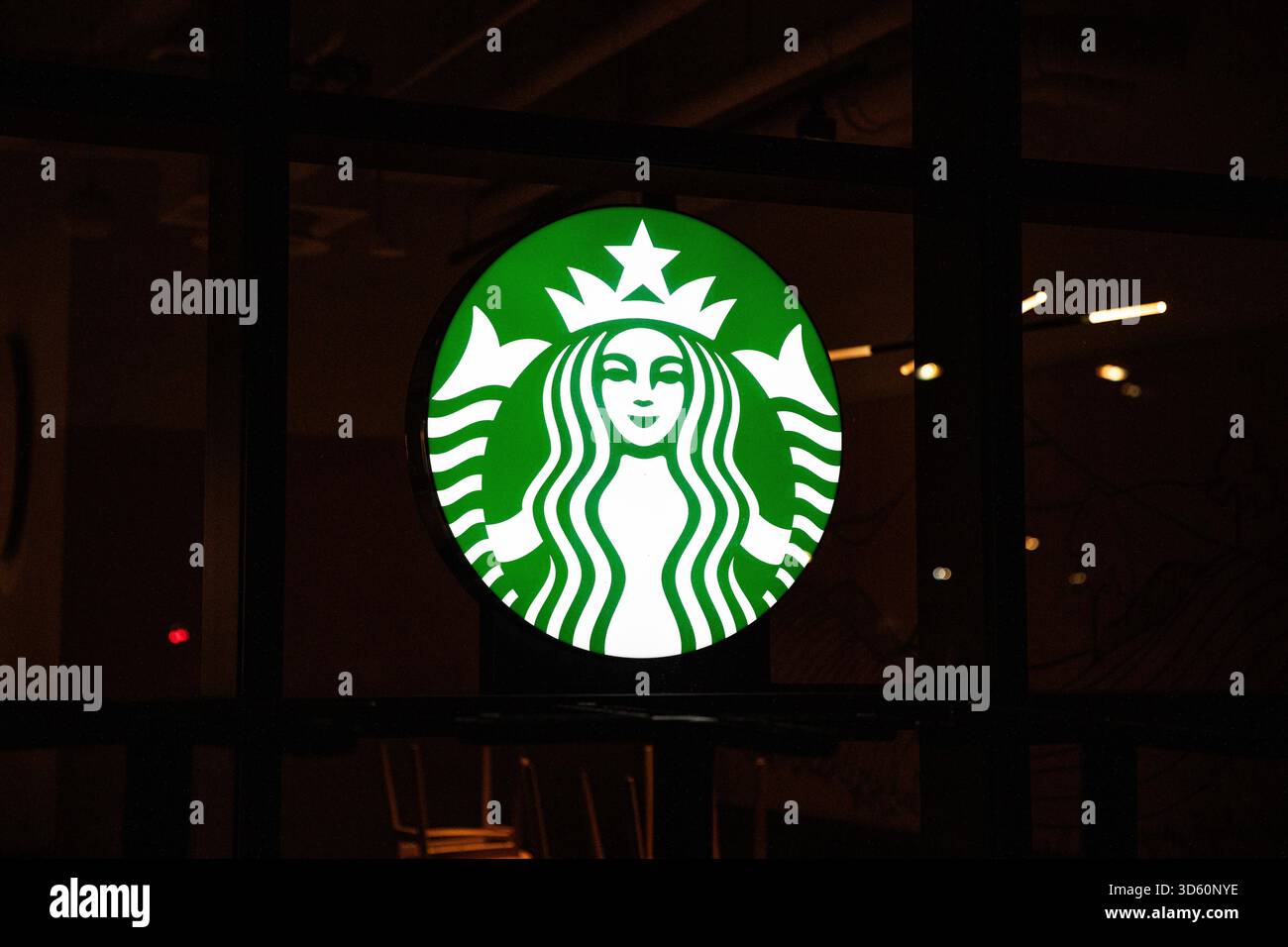 Berlin, Deutschland. November 2025. Das Starbucks Logo wird am Montag, den 17. November 2025, an einem der Standorte der Kaffeekette angezeigt. Starbucks, die weltweit in Seattle ansässige Marke, betreibt Tausende von Geschäften weltweit und ist nach wie vor ein wichtiger Akteur auf dem internationalen Kaffee- und Getränkemarkt. (Foto: Michael Kuenne/PRESSCOV/SIPA USA) Credit: SIPA USA/Alamy Live News Stockfoto