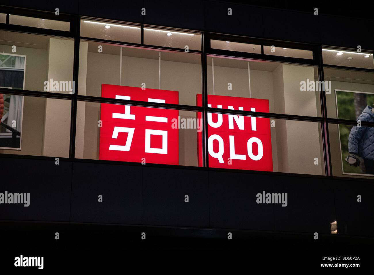 Berlin, Berlin, Deutschland. November 2025. Das UNIQLO-Logo wird am Montag, den 17. November 2025, in einem der japanischen Einzelhändler ausgestellt. UNIQLO, Teil von Fast Retailing Co., ist bekannt für sein minimalistisches Design, seine erschwinglichen Grundlagen und seine globale Expansion in großen städtischen Märkten. (Kreditbild: © Michael Kuenne/PRESSCOV via ZUMA Press Wire) NUR REDAKTIONELLE VERWENDUNG! Nicht für kommerzielle ZWECKE! Stockfoto