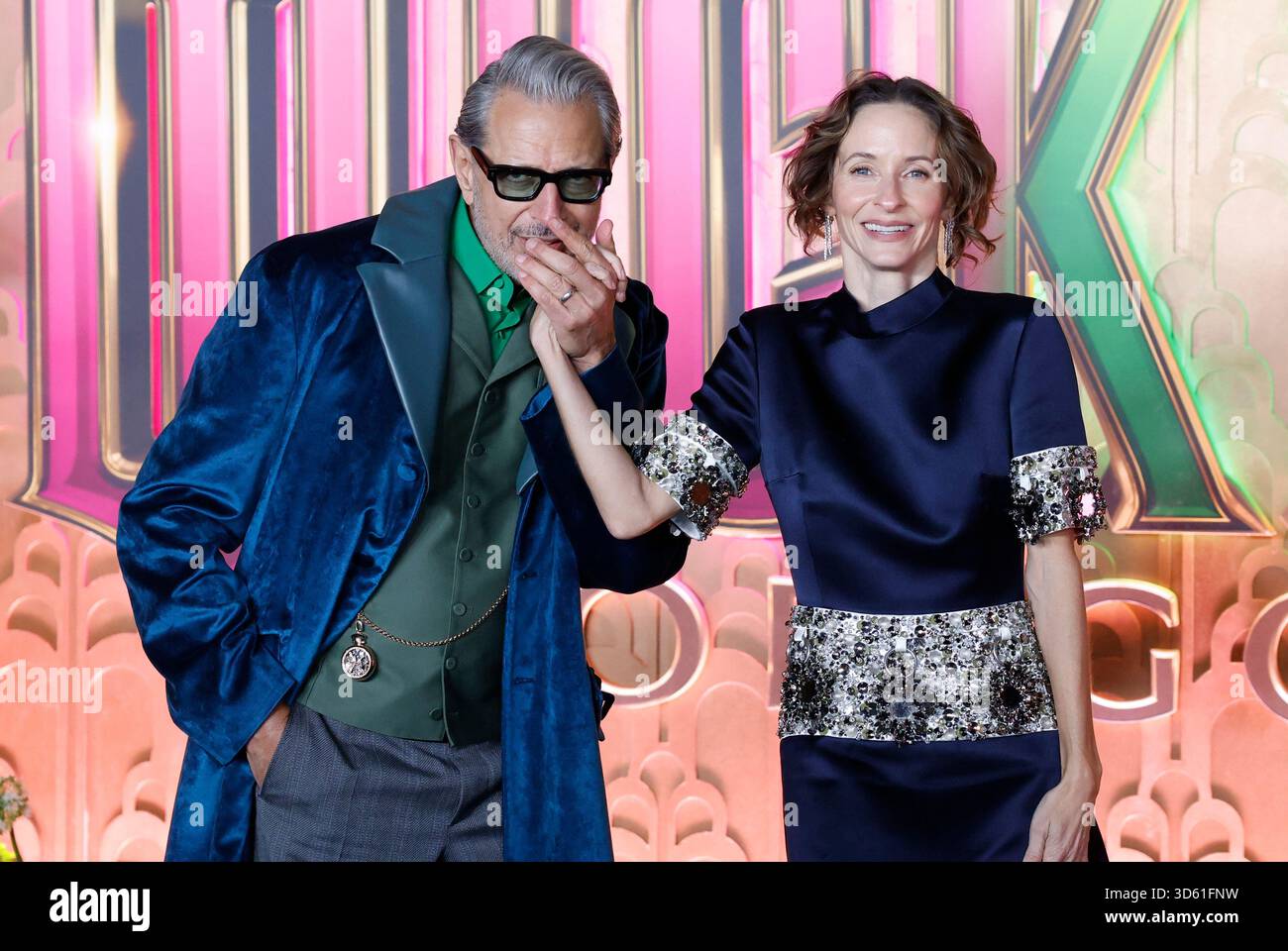 New York, Usa. November 2025. Jeff Goldblum und Emilie Livingston kommen auf dem roten Teppich zum „Wicked: For good!“ New York Premiere in der David Geffen Hall, Lincoln Center am Montag, 17. November 2025 in New York City Foto von John Angelillo/UPI Credit: UPI/Alamy Live News Stockfoto