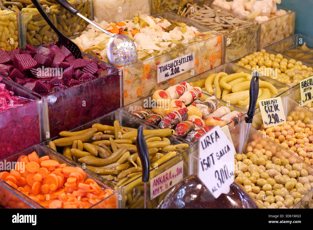 Farbenfrohe Ausstellung von eingelegtem Gemüse am Marktstand Stockfoto