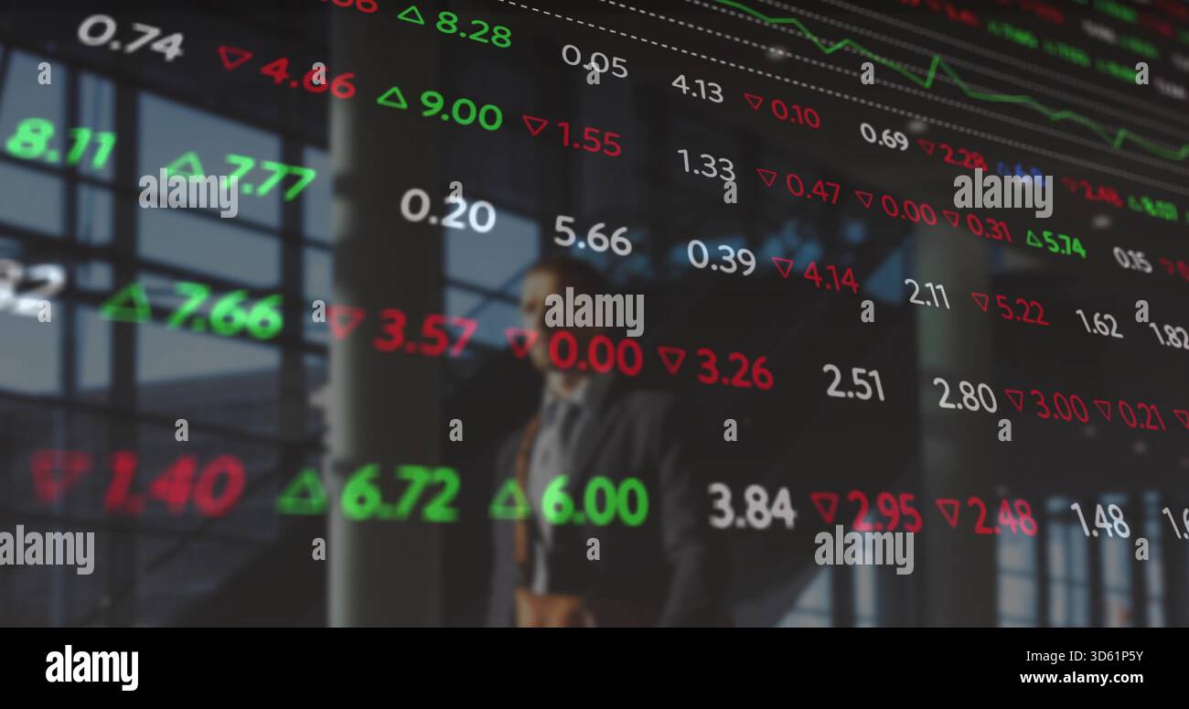 Geschäftsmann spazieren durch das Glasatrium, vorbei an digitalem Börsenticker und brauner Ledertasche Stockfoto