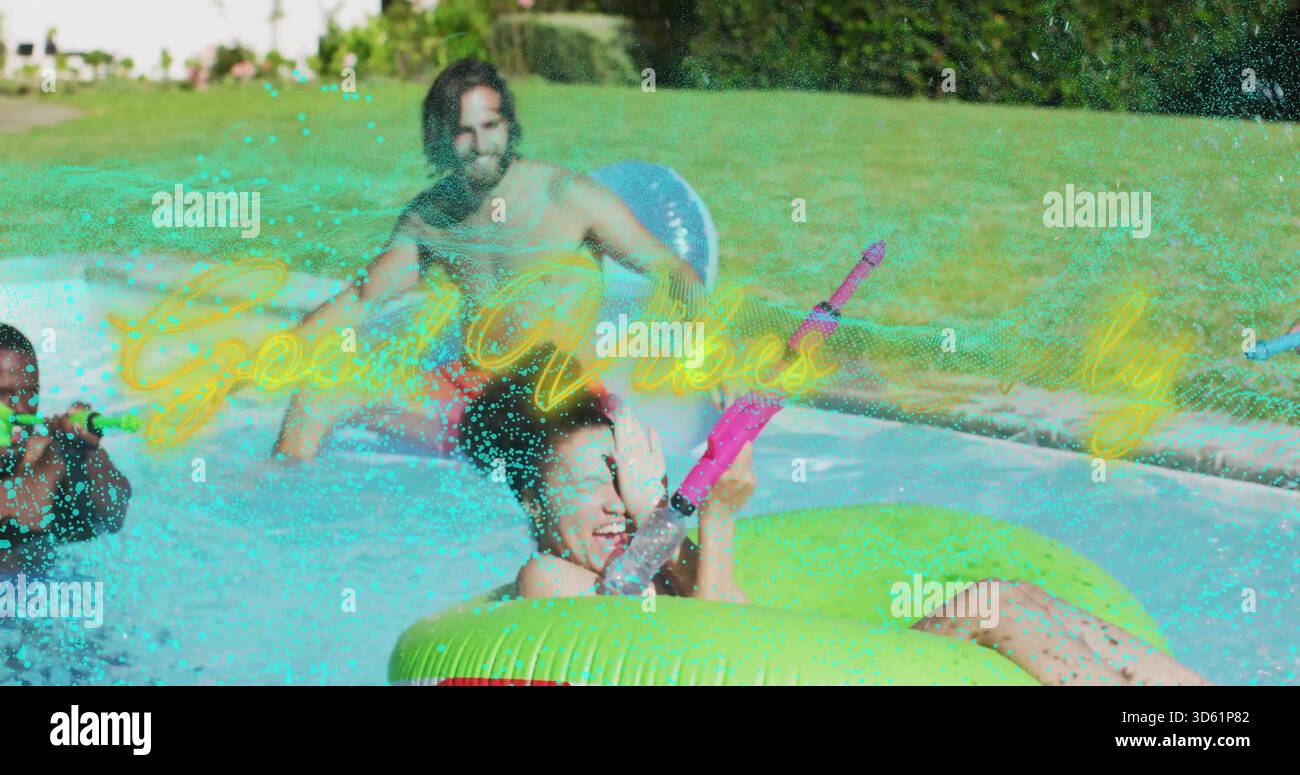 Zielende Frau, die rosa Wasserpistole im Heim-Pool spritzt, in hellgrünem Donut mit Badeanzug sitzend Stockfoto