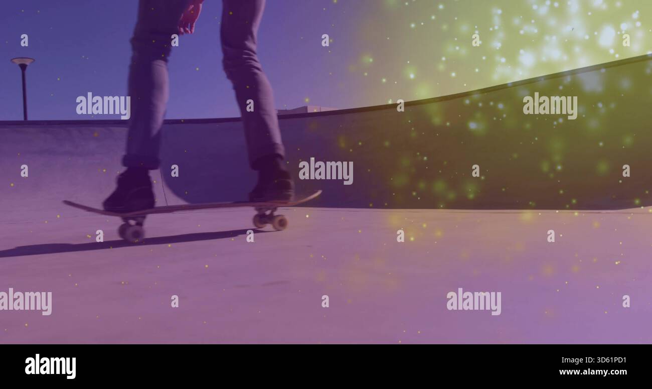 Skater in Jeans mit Bündchen und dunklen Schuhen, die Skatepark-Schüssel mit Brett und leichten Partikeln schnitzen Stockfoto