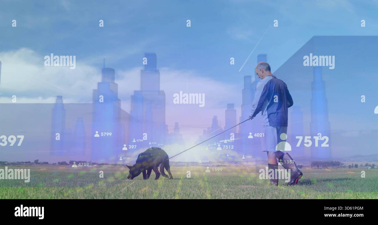 Walking man in Sportkleidung mit Leine führt dunklen Hund über Wiesen Skyline Overlays, Kopierraum Stockfoto