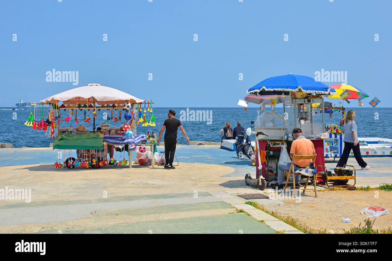 Palermo, Italien - 18. Mai 2025. Stände warten auf Kunden an den Ständen an der Uferpromenade des Foro Italico Lungomare Esplanade im Bezirk Kalsa. Stockfoto