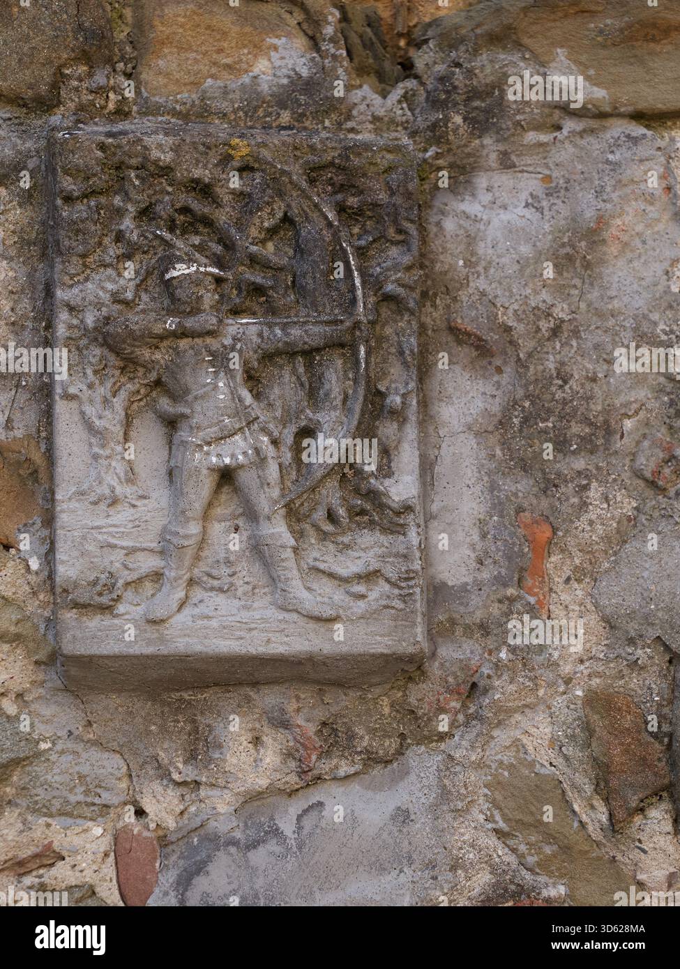 Eine kleine Tafel mit Robin Hood, die seinen Bogen darauf zeigt Stockfoto