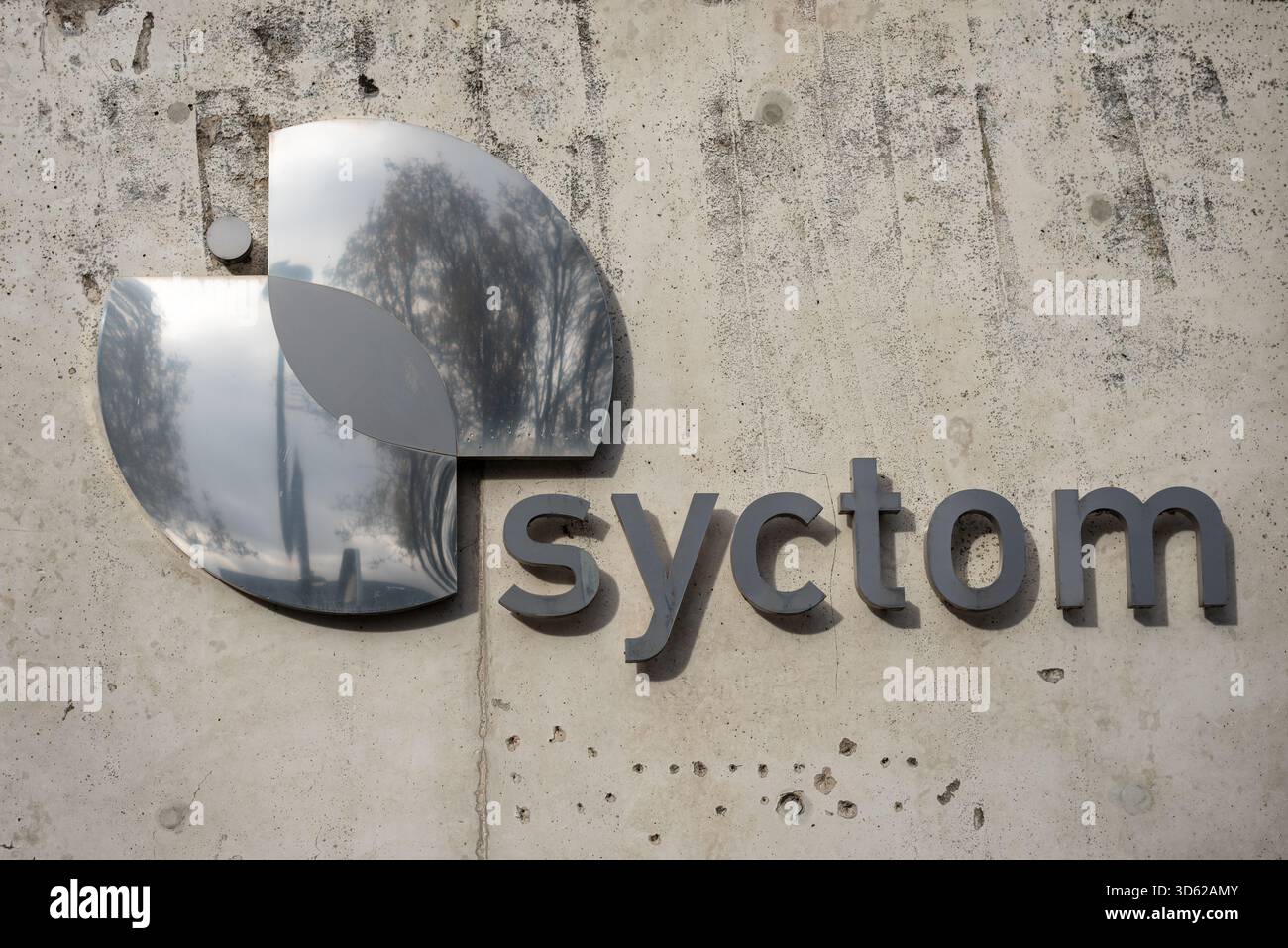 Eine Nahaufnahme des Firmennamens „Syctom“, einem französischen interkommunalen Syndikat, das sich auf die Behandlung und Verwertung von Hausmüll und ähnlichen Abfällen spezialisiert hat Stockfoto