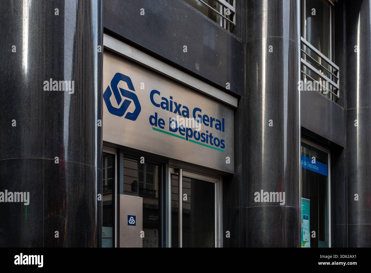 Paris, Frankreich, 11.10.2025. Caixa Geral de Depósitos, eine staatliche portugiesische Bankgesellschaft im 9. Arrondissement von Paris Stockfoto