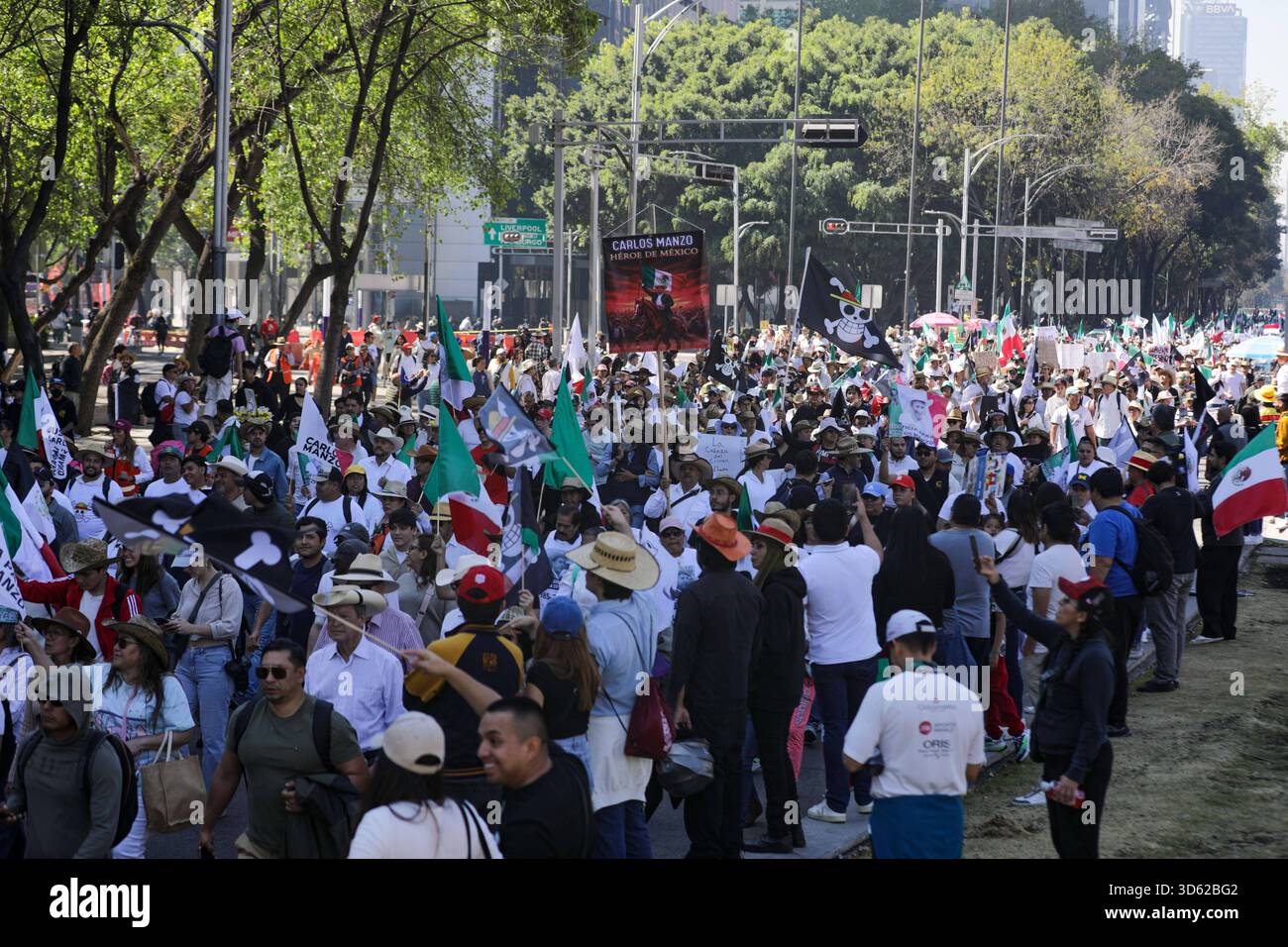 Demonstration von Gen Z gegen mexikanische Regierung Menschen, die an der Demonstration von Gen Z gegen die mexikanische Regierung nach der Ermordung des Bürgermeisters von Uruapan Carlos Manzola teilnehmen, während Mexikos Präsidentin Claudia Sheinbaum in den letzten Tagen die Legitimität der Bewegung in Frage gestellt hat. Am 15. November 2025 in Mexiko-Stadt. Mexico City CDMX Mexico Copyright: XIanxRoblesx Stockfoto
