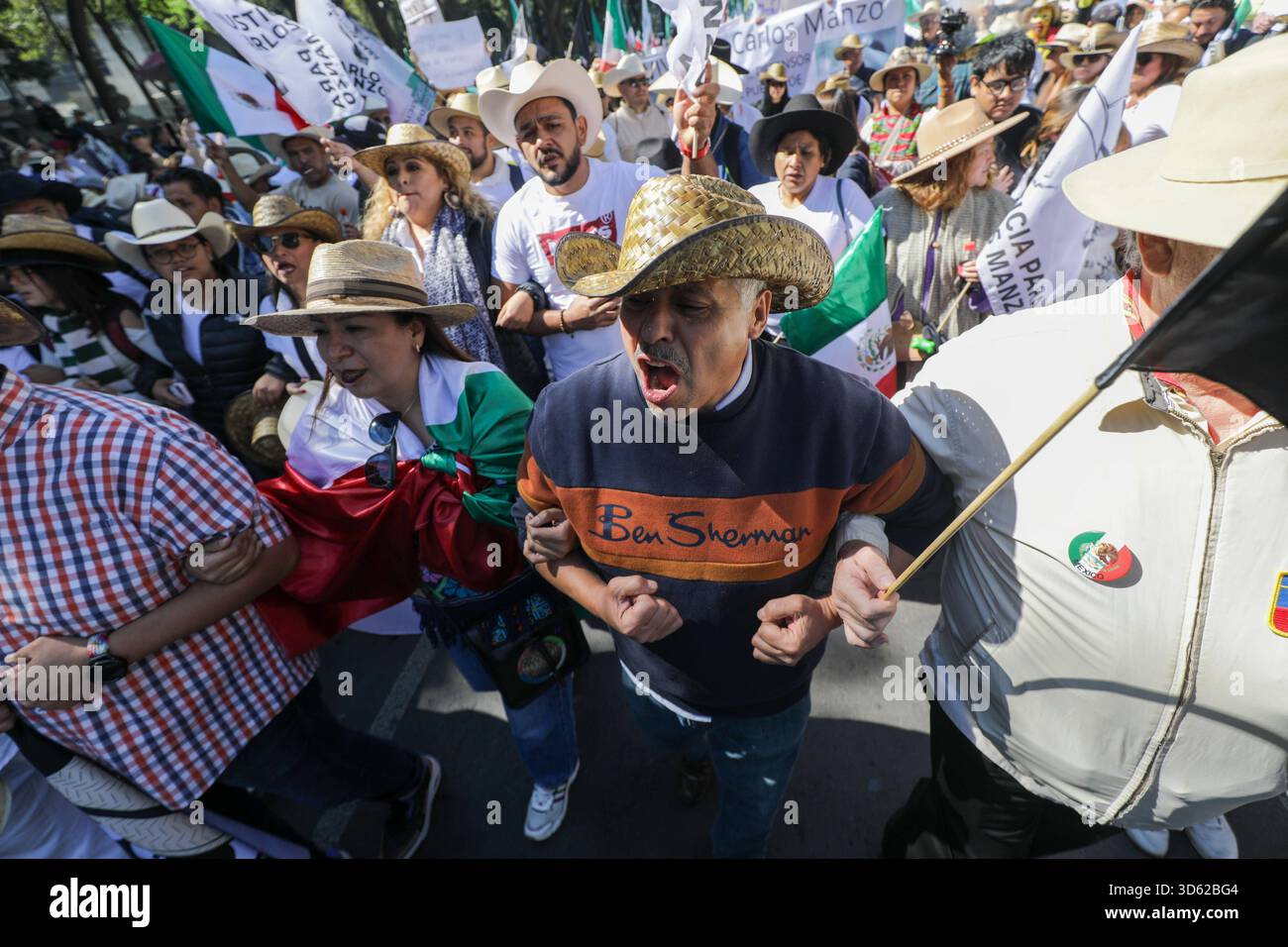 Demonstration von Gen Z gegen mexikanische Regierung Menschen, die an der Demonstration von Gen Z gegen die mexikanische Regierung nach der Ermordung des Bürgermeisters von Uruapan Carlos Manzola teilnehmen, während Mexikos Präsidentin Claudia Sheinbaum in den letzten Tagen die Legitimität der Bewegung in Frage gestellt hat. Am 15. November 2025 in Mexiko-Stadt. Mexico City CDMX Mexico Copyright: XIanxRoblesx Stockfoto