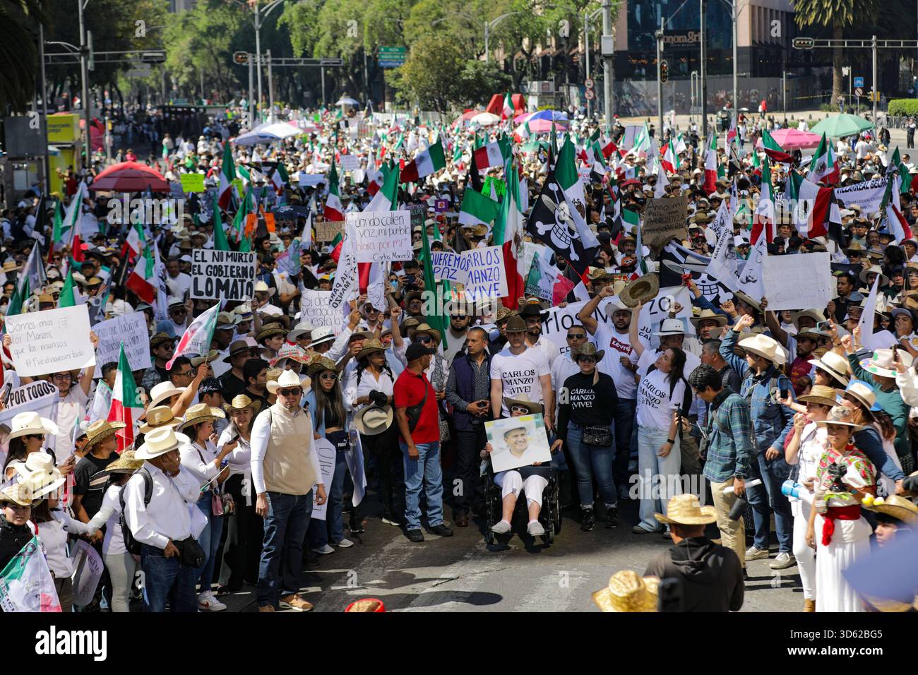 Demonstration von Gen Z gegen mexikanische Regierung Menschen, die an der Demonstration von Gen Z gegen die mexikanische Regierung nach der Ermordung des Bürgermeisters von Uruapan Carlos Manzola teilnehmen, während Mexikos Präsidentin Claudia Sheinbaum in den letzten Tagen die Legitimität der Bewegung in Frage gestellt hat. Am 15. November 2025 in Mexiko-Stadt. Mexico City CDMX Mexico Copyright: XIanxRoblesx Stockfoto