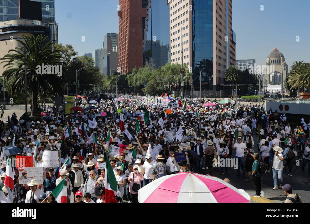 Demonstration von Gen Z gegen mexikanische Regierung Menschen, die an der Demonstration von Gen Z gegen die mexikanische Regierung nach der Ermordung des Bürgermeisters von Uruapan Carlos Manzola teilnehmen, während Mexikos Präsidentin Claudia Sheinbaum in den letzten Tagen die Legitimität der Bewegung in Frage gestellt hat. Am 15. November 2025 in Mexiko-Stadt. Mexico City CDMX Mexico Copyright: XIanxRoblesx Stockfoto