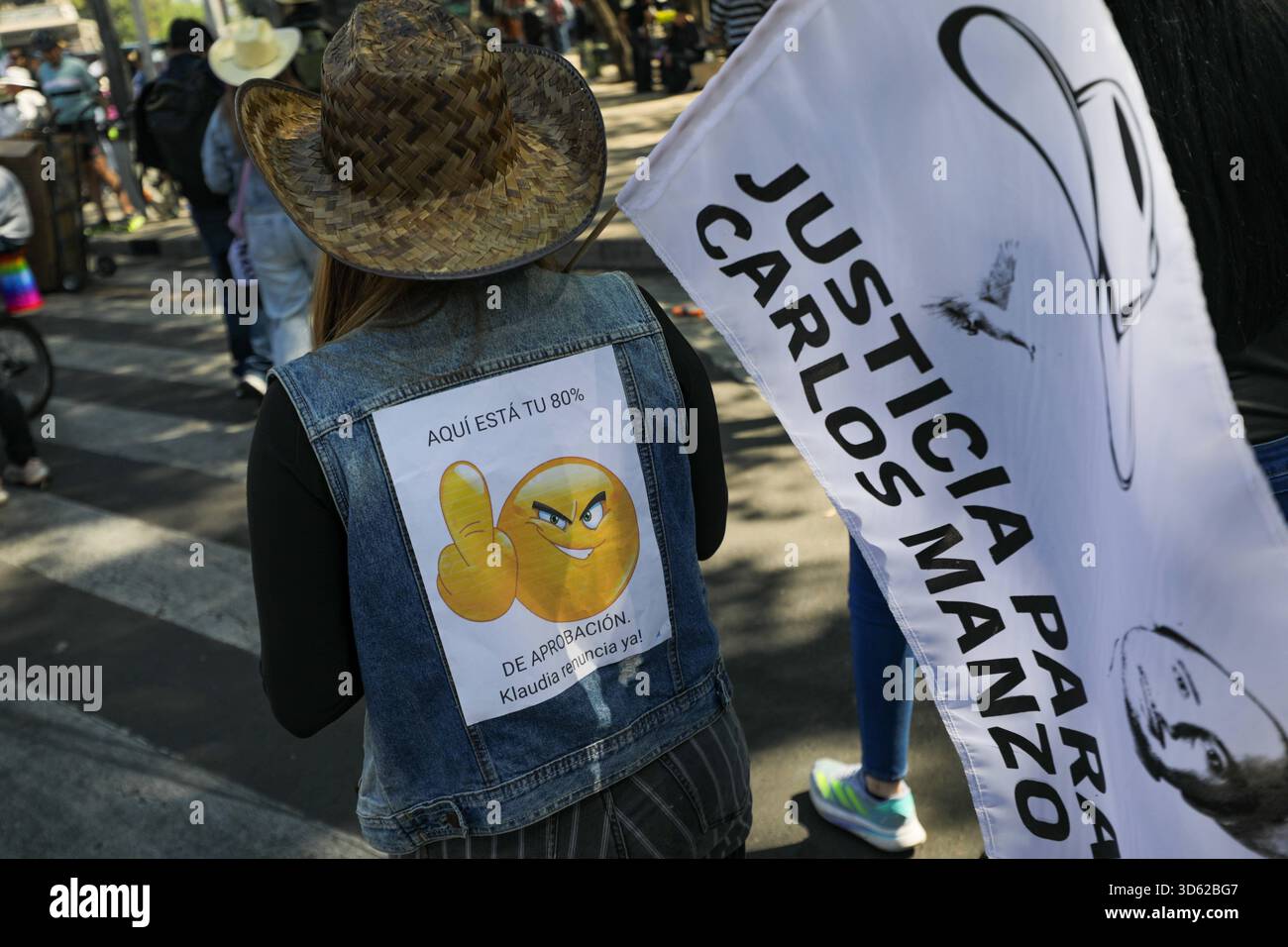 Demonstration von Gen Z gegen mexikanische Regierung Menschen, die an der Demonstration von Gen Z gegen die mexikanische Regierung nach der Ermordung des Bürgermeisters von Uruapan Carlos Manzola teilnehmen, während Mexikos Präsidentin Claudia Sheinbaum in den letzten Tagen die Legitimität der Bewegung in Frage gestellt hat. Am 15. November 2025 in Mexiko-Stadt. Mexico City CDMX Mexico Copyright: XIanxRoblesx Stockfoto