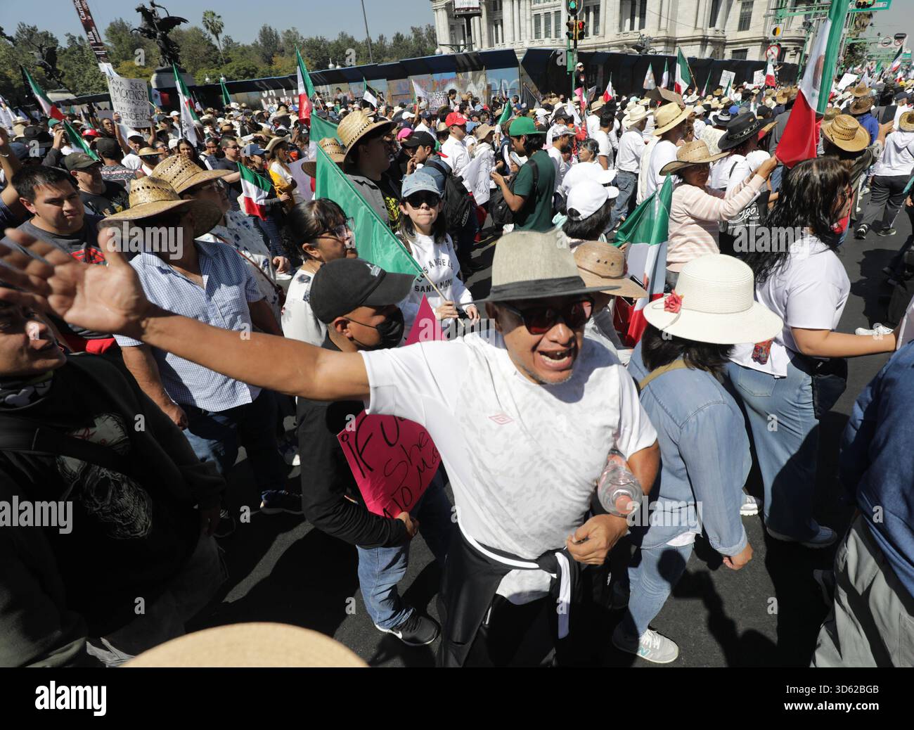 Demonstration von Gen Z gegen mexikanische Regierung Menschen, die an der Demonstration von Gen Z gegen die mexikanische Regierung nach der Ermordung des Bürgermeisters von Uruapan Carlos Manzola teilnehmen, während Mexikos Präsidentin Claudia Sheinbaum in den letzten Tagen die Legitimität der Bewegung in Frage gestellt hat. Am 15. November 2025 in Mexiko-Stadt. Mexico City CDMX Mexico Copyright: XIanxRoblesx Stockfoto