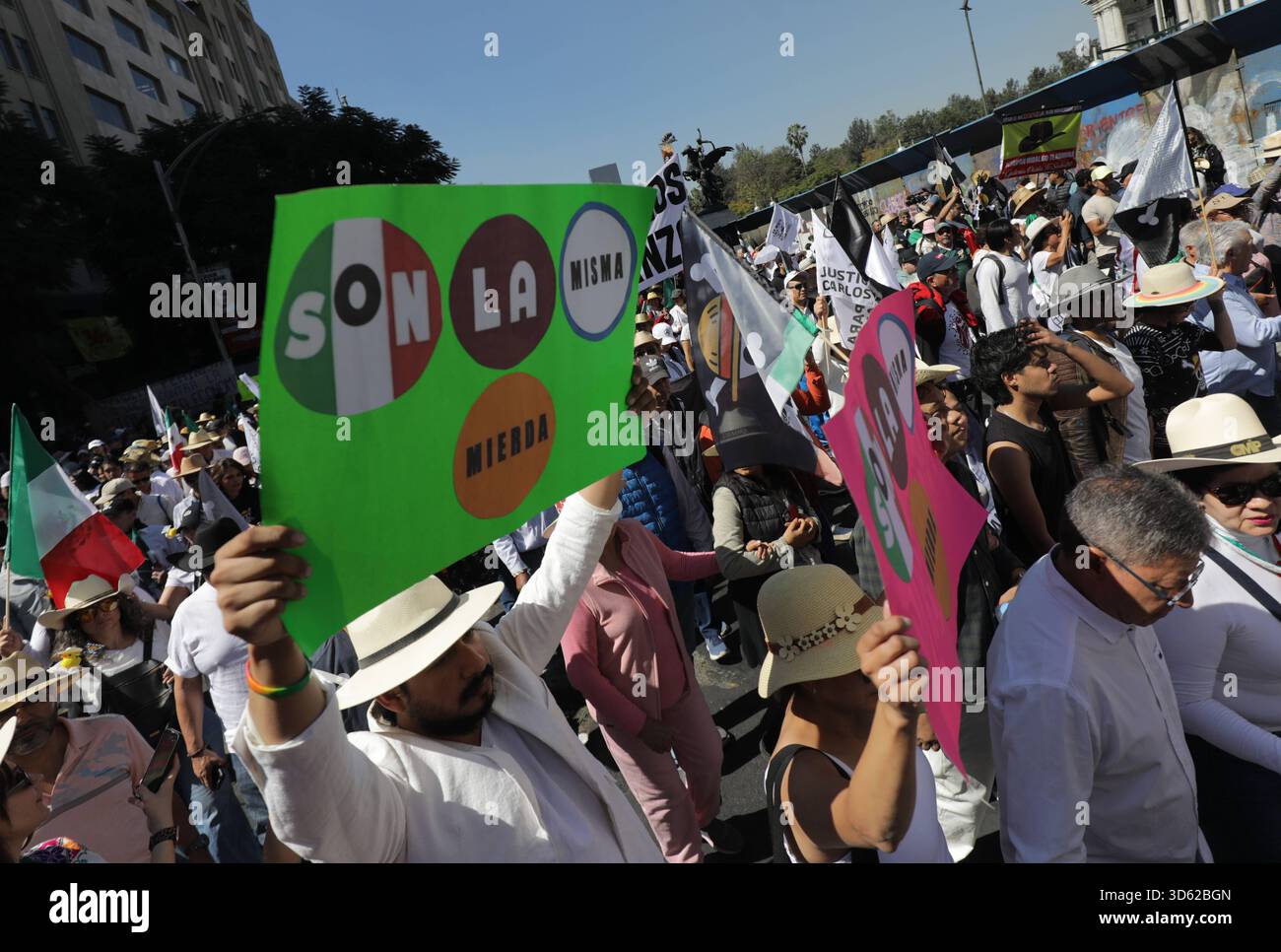 Demonstration von Gen Z gegen mexikanische Regierung Menschen, die an der Demonstration von Gen Z gegen die mexikanische Regierung nach der Ermordung des Bürgermeisters von Uruapan Carlos Manzola teilnehmen, während Mexikos Präsidentin Claudia Sheinbaum in den letzten Tagen die Legitimität der Bewegung in Frage gestellt hat. Am 15. November 2025 in Mexiko-Stadt. Mexico City CDMX Mexico Copyright: XIanxRoblesx Stockfoto