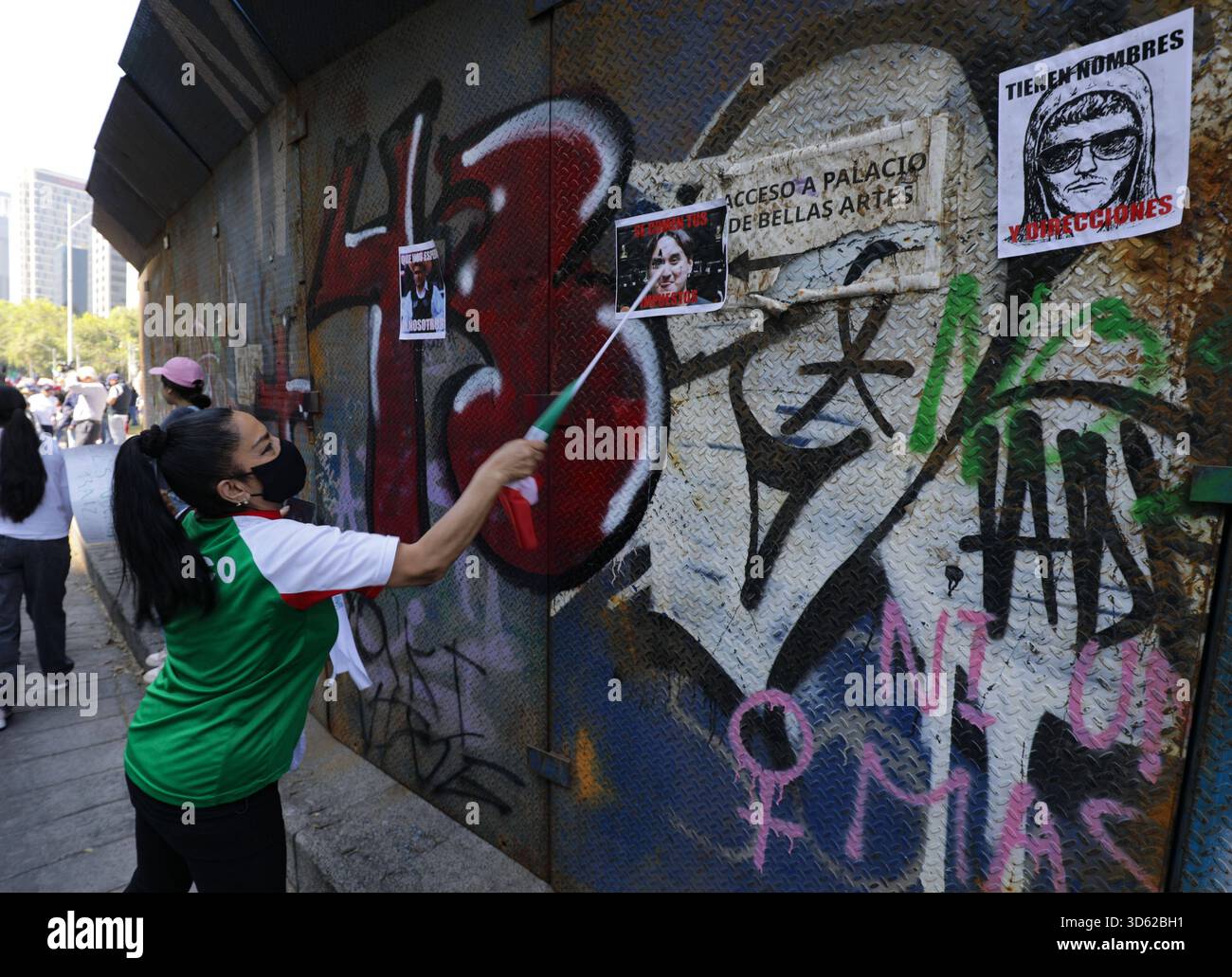 Demonstration von Gen Z gegen mexikanische Regierung Menschen, die an der Demonstration von Gen Z gegen die mexikanische Regierung nach der Ermordung des Bürgermeisters von Uruapan Carlos Manzola teilnehmen, während Mexikos Präsidentin Claudia Sheinbaum in den letzten Tagen die Legitimität der Bewegung in Frage gestellt hat. Am 15. November 2025 in Mexiko-Stadt. Mexico City CDMX Mexico Copyright: XIanxRoblesx Stockfoto