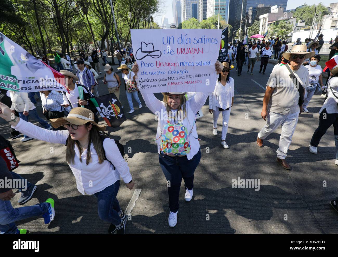 Demonstration von Gen Z gegen mexikanische Regierung Menschen, die an der Demonstration von Gen Z gegen die mexikanische Regierung nach der Ermordung des Bürgermeisters von Uruapan Carlos Manzola teilnehmen, während Mexikos Präsidentin Claudia Sheinbaum in den letzten Tagen die Legitimität der Bewegung in Frage gestellt hat. Am 15. November 2025 in Mexiko-Stadt. Mexico City CDMX Mexico Copyright: XIanxRoblesx Stockfoto