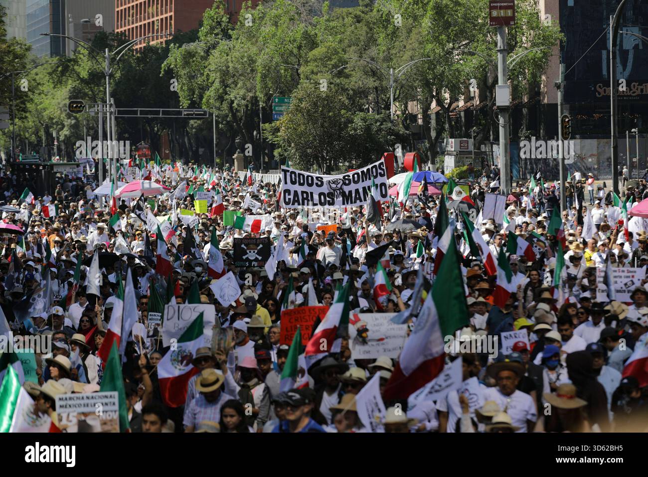 Demonstration von Gen Z gegen mexikanische Regierung Menschen, die an der Demonstration von Gen Z gegen die mexikanische Regierung nach der Ermordung des Bürgermeisters von Uruapan Carlos Manzola teilnehmen, während Mexikos Präsidentin Claudia Sheinbaum in den letzten Tagen die Legitimität der Bewegung in Frage gestellt hat. Am 15. November 2025 in Mexiko-Stadt. Mexico City CDMX Mexico Copyright: XIanxRoblesx Stockfoto